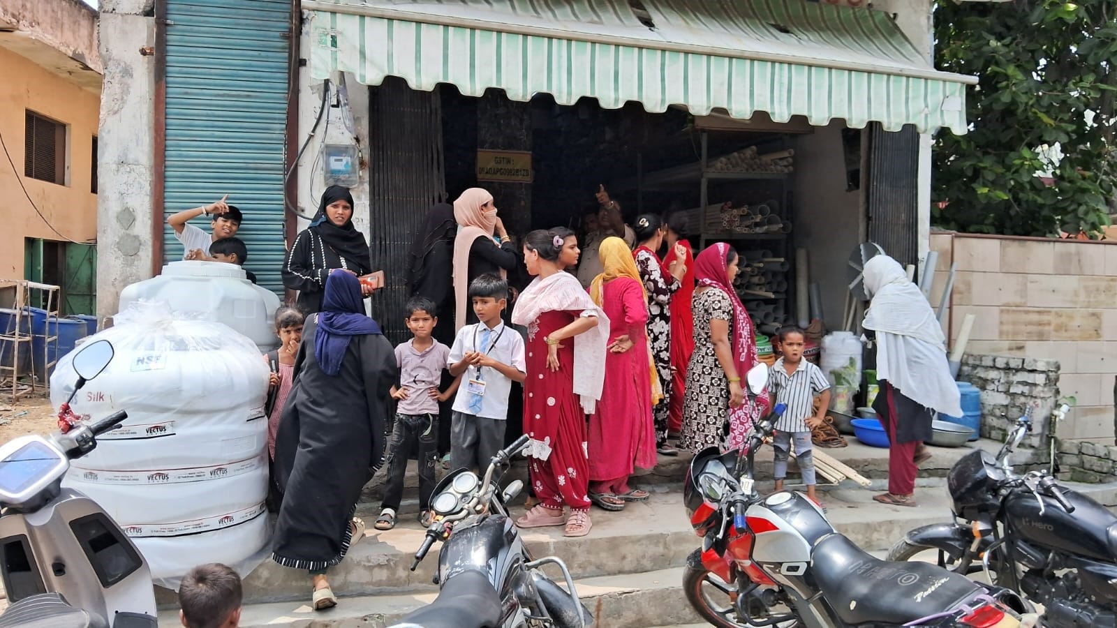 काली नदी से छात्रा चारु को निकलने वाले गोताखोरों को सम्मानित करते समाजसेवी। संवाद काली नदी से छात्रा चारु को निकलने वाले गोताखोरों को सम्मानित करते समाजसेवी। संवाद