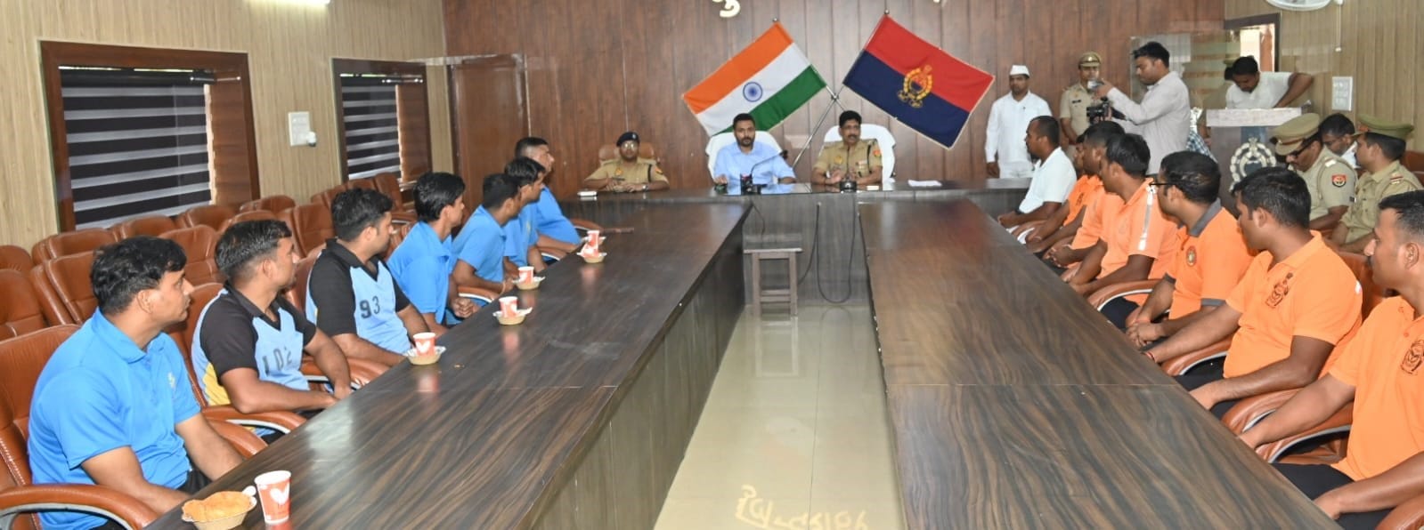 काली नदी से छात्रा चारु को निकलने वाले गोताखोरों को सम्मानित करते समाजसेवी। संवाद काली नदी से छात्रा चारु को निकलने वाले गोताखोरों को सम्मानित करते समाजसेवी। संवाद