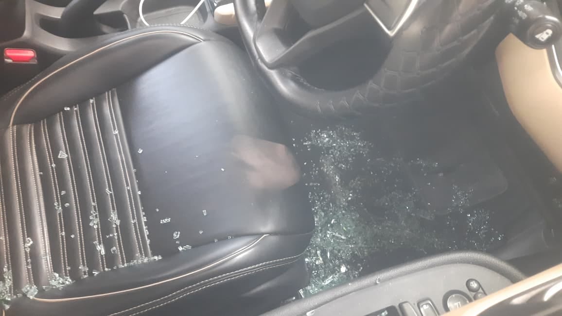 खुंडेवाला गांव के रास्ते पर हुई लूट के बाद जांच करती पुलिस की टीमें। संवाद खुंडेवाला गांव के रास्ते पर हुई लूट के बाद जांच करती पुलिस की टीमें। संवाद