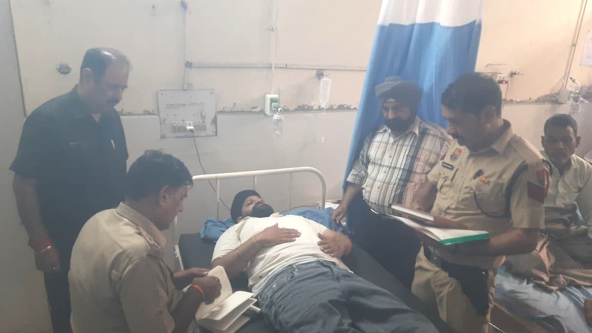 खुंडेवाला गांव के रास्ते पर हुई लूट के बाद जांच करती पुलिस की टीमें। संवाद खुंडेवाला गांव के रास्ते पर हुई लूट के बाद जांच करती पुलिस की टीमें। संवाद
