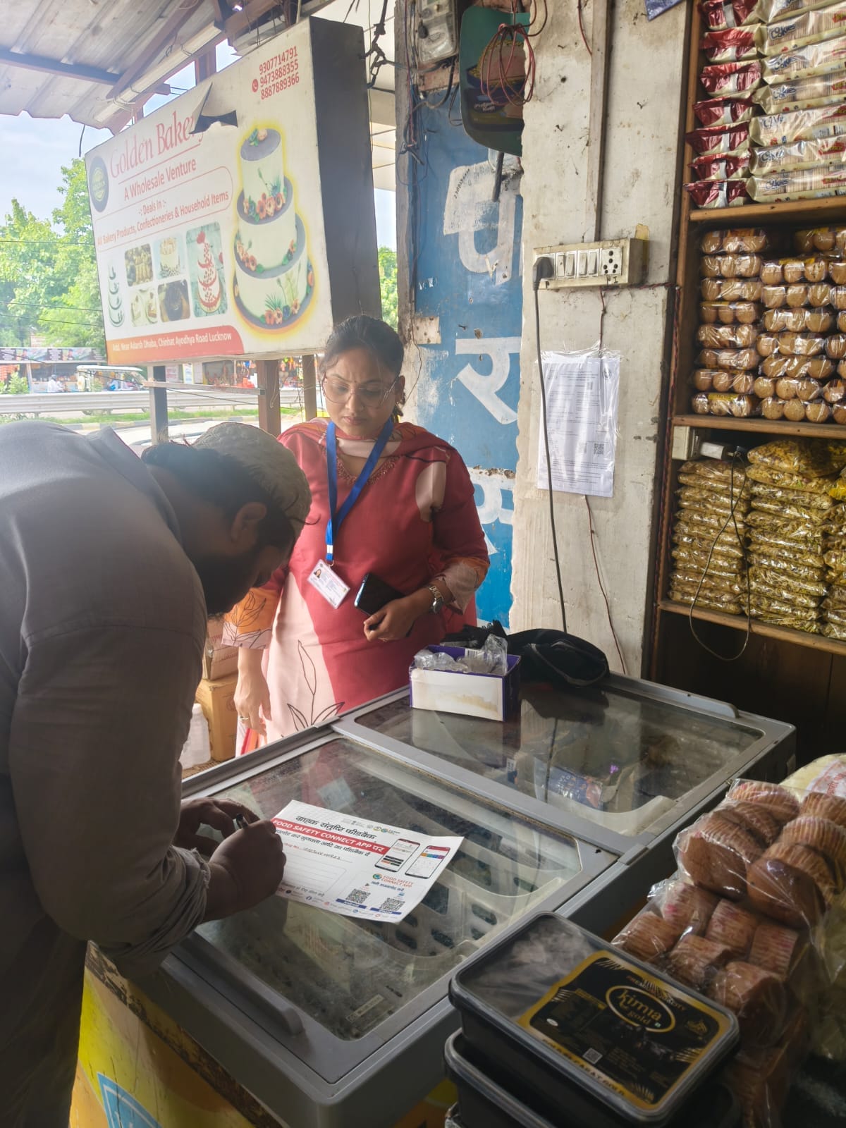 खाद्य पदार्थों की जांच करती टीम।