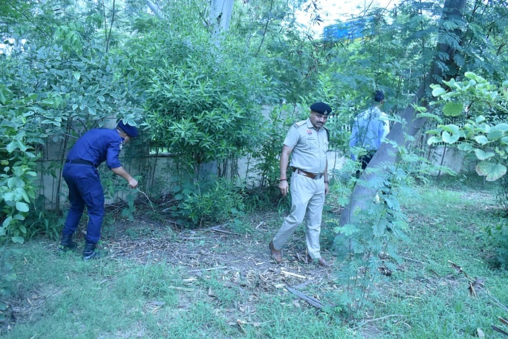लघु सचिवालय को बम से उड़ाने की धमकी के बाद सर्च अभियान चलाते पुलिस कर्मी। लघु सचिवालय को बम से उड़ाने की धमकी के बाद सर्च अभियान चलाते पुलिस कर्मी।