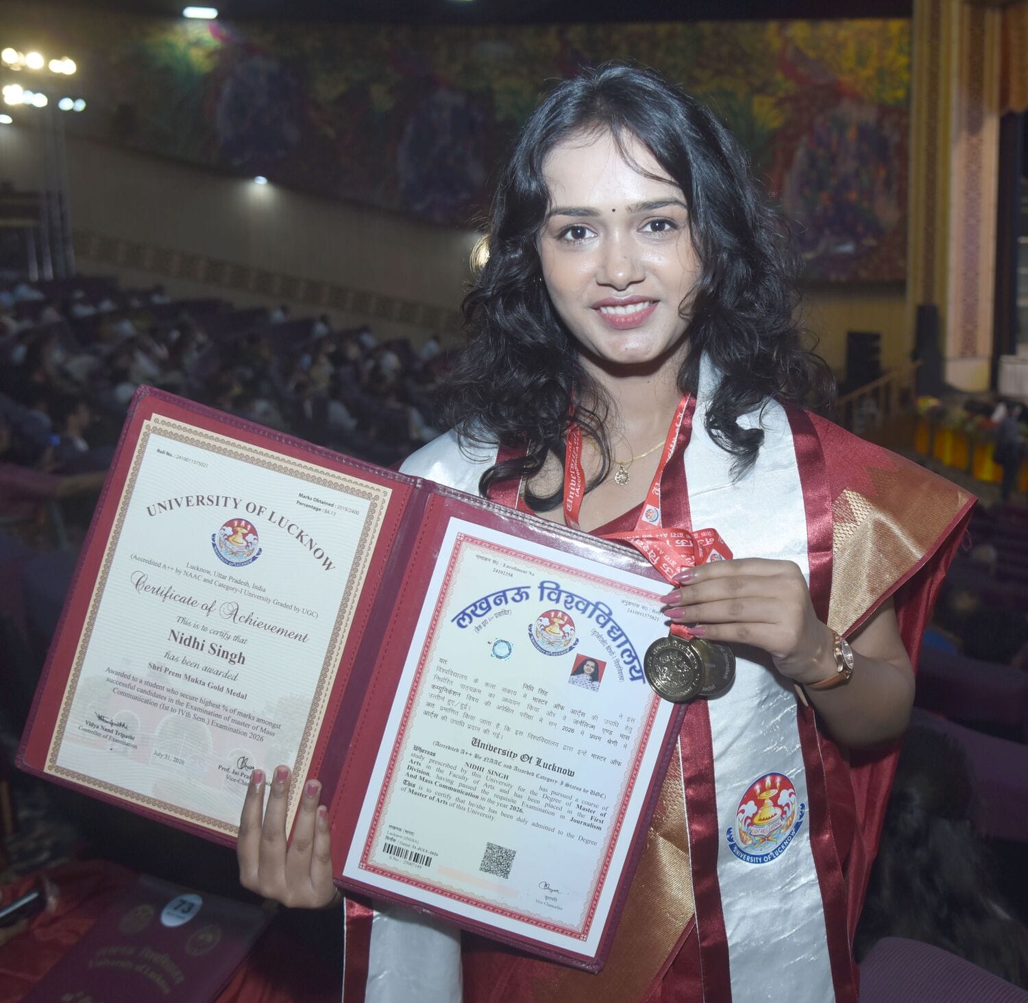 लखनऊ विश्वविद्यालय के 69वें दीक्षांत समारोह में मेडल व डिग्री पाने वाले छात्र-छात्राएं। मंच पर 