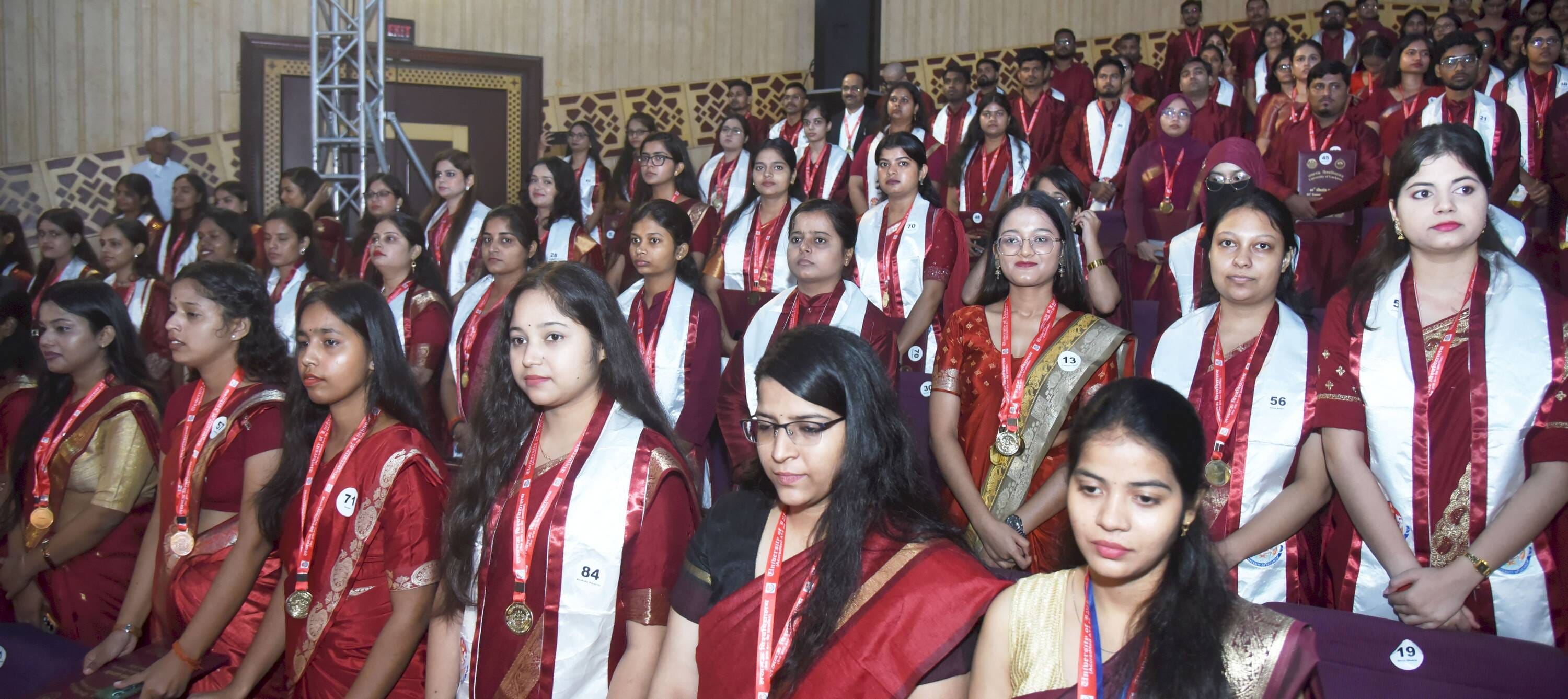 लखनऊ विश्वविद्यालय के 69वें दीक्षांत समारोह में मेडल व डिग्री पाने वाले छात्र-छात्राएं। मंच पर 