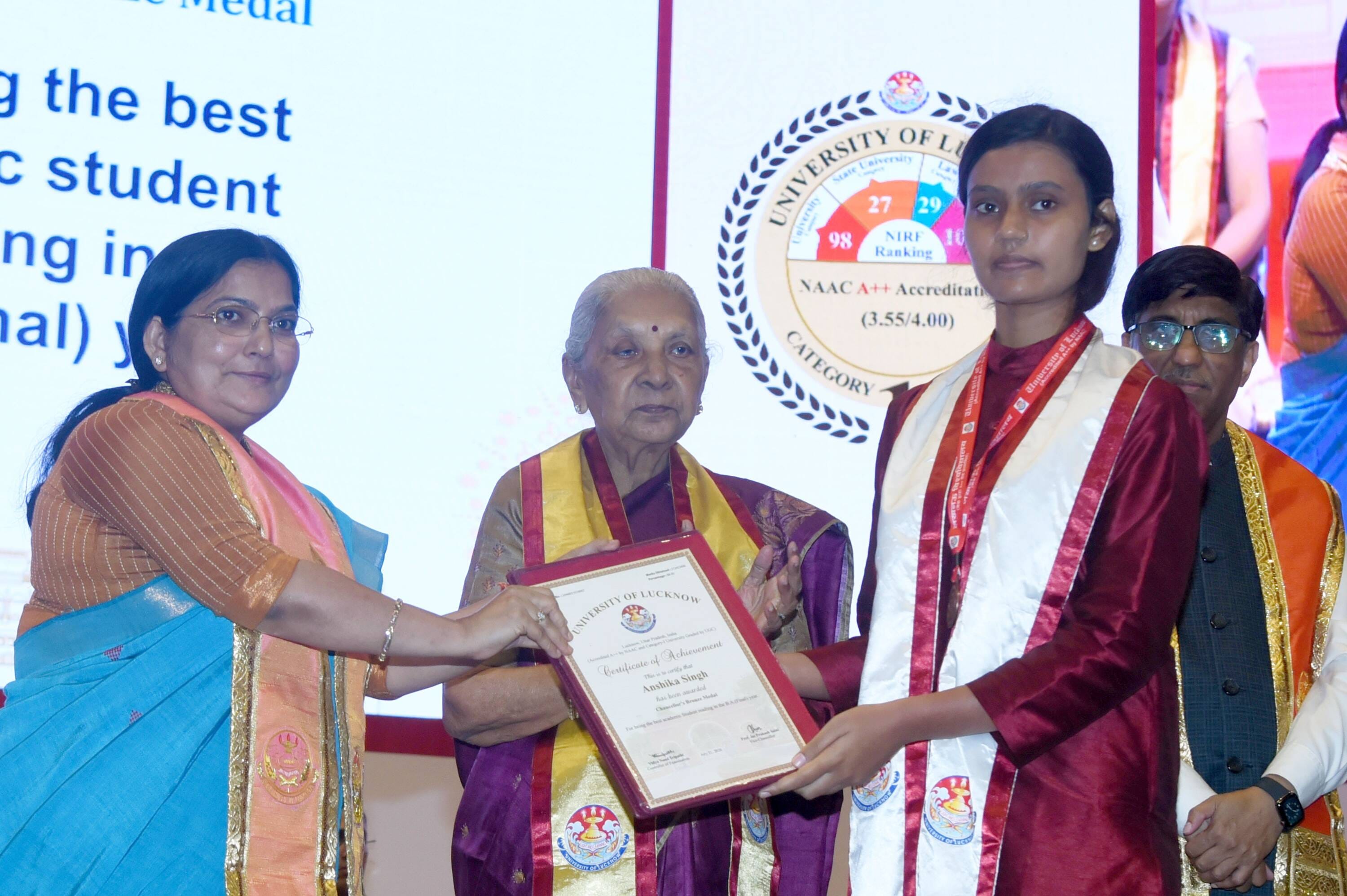 लखनऊ विश्वविद्यालय के 69वें दीक्षांत समारोह में मेडल व डिग्री पाने वाले छात्र-छात्राएं। मंच पर 