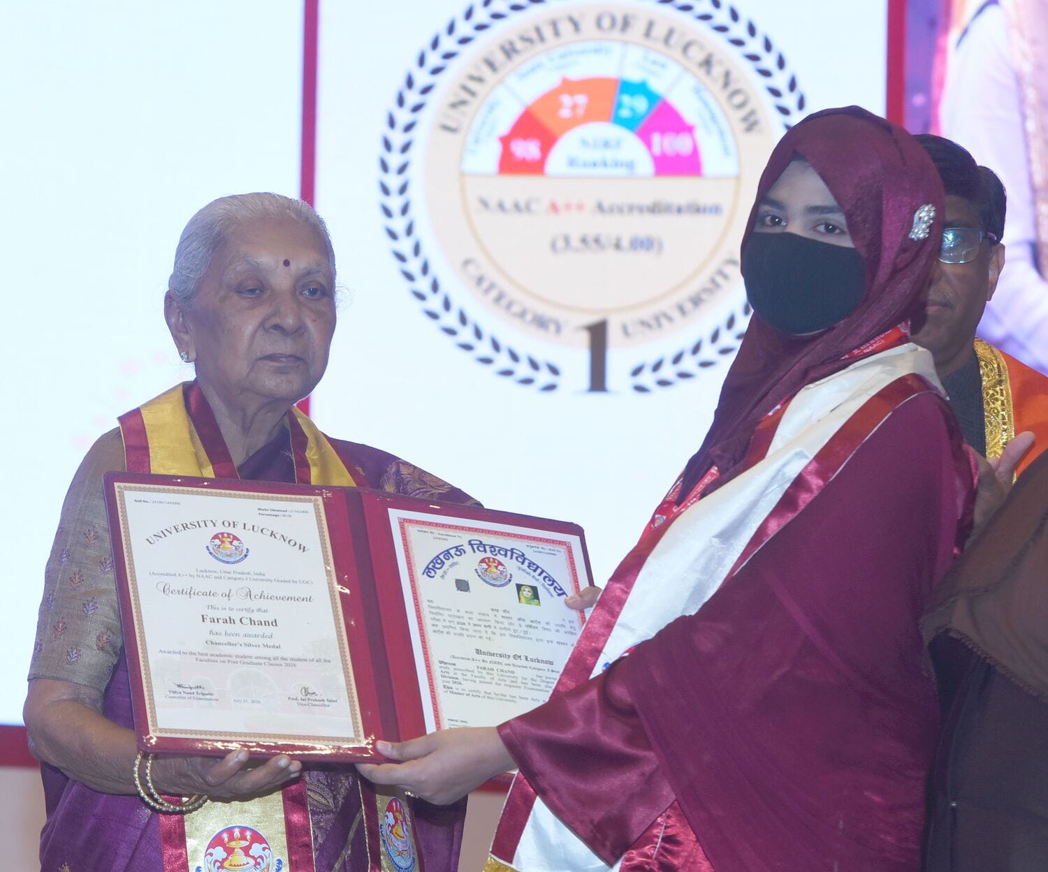 लखनऊ विश्वविद्यालय के 69वें दीक्षांत समारोह में मेडल व डिग्री पाने वाले छात्र-छात्राएं। मंच पर 