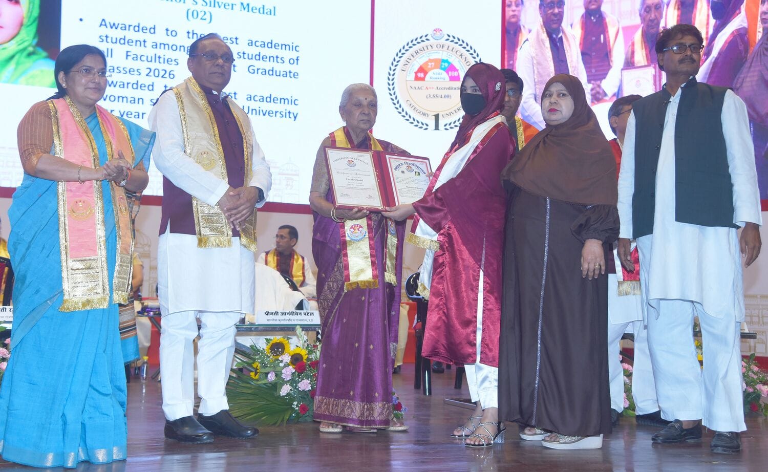 लखनऊ विश्वविद्यालय के 69वें दीक्षांत समारोह में मेडल व डिग्री पाने वाले छात्र-छात्राएं। मंच पर 