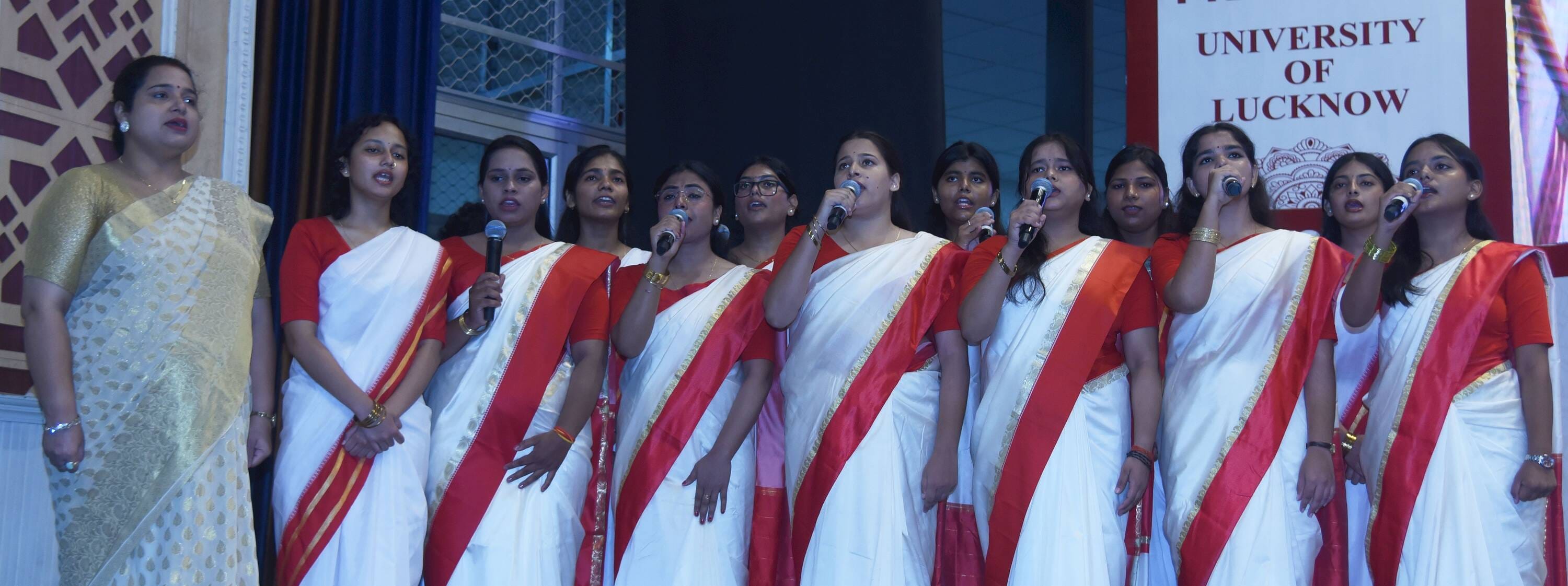लखनऊ विश्वविद्यालय के 69वें दीक्षांत समारोह में मेडल व डिग्री पाने वाले छात्र-छात्राएं। मंच पर 
