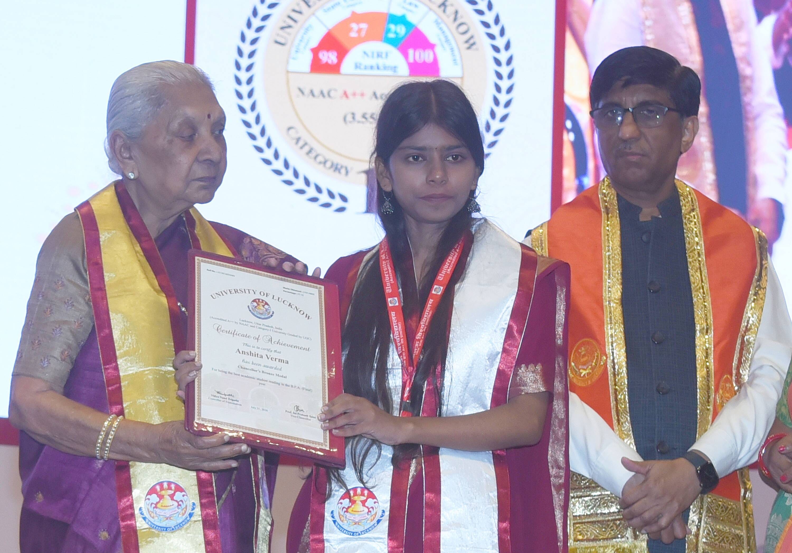 लखनऊ विश्वविद्यालय के 69वें दीक्षांत समारोह में मेडल व डिग्री पाने वाले छात्र-छात्राएं। मंच पर 