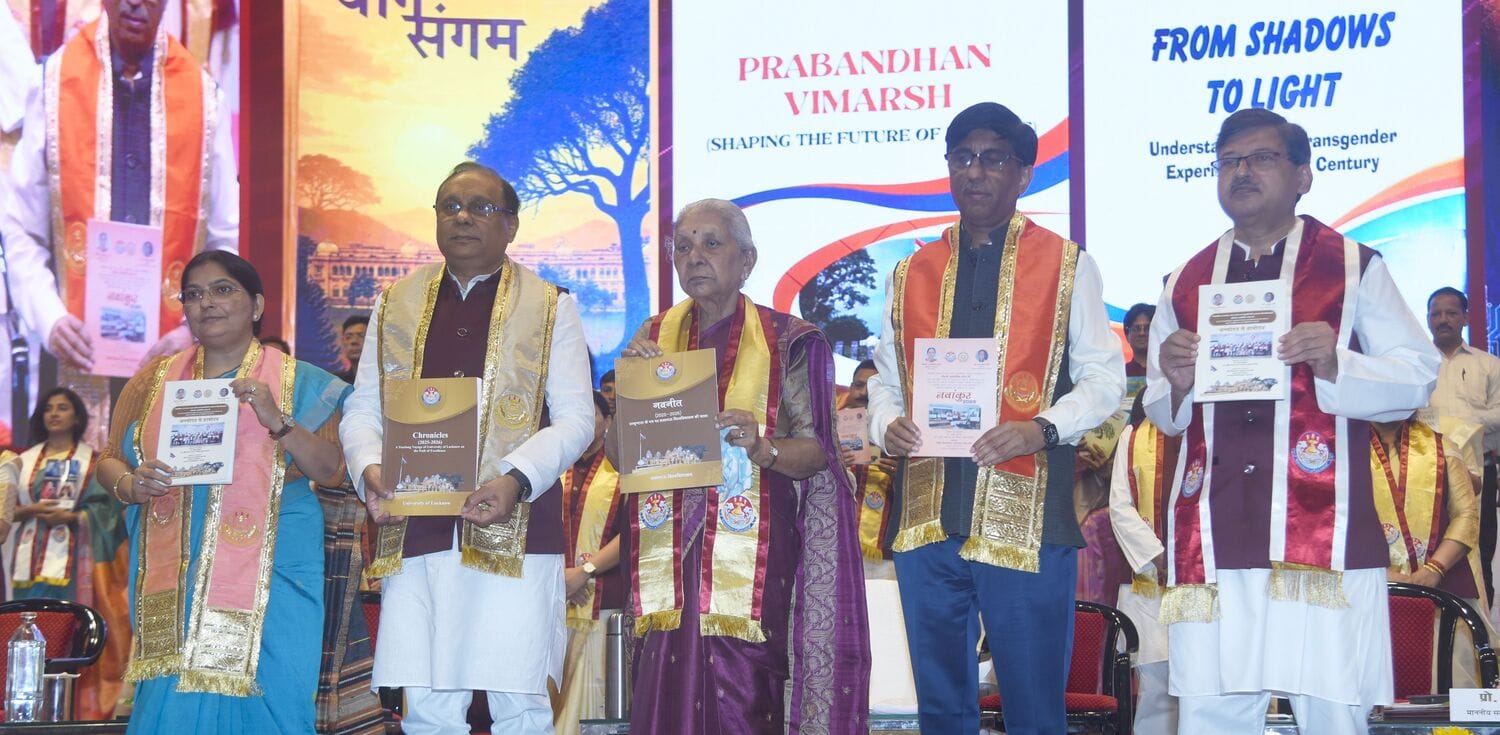 लखनऊ विश्वविद्यालय के 69वें दीक्षांत समारोह में मेडल व डिग्री पाने वाले छात्र-छात्राएं। मंच पर 