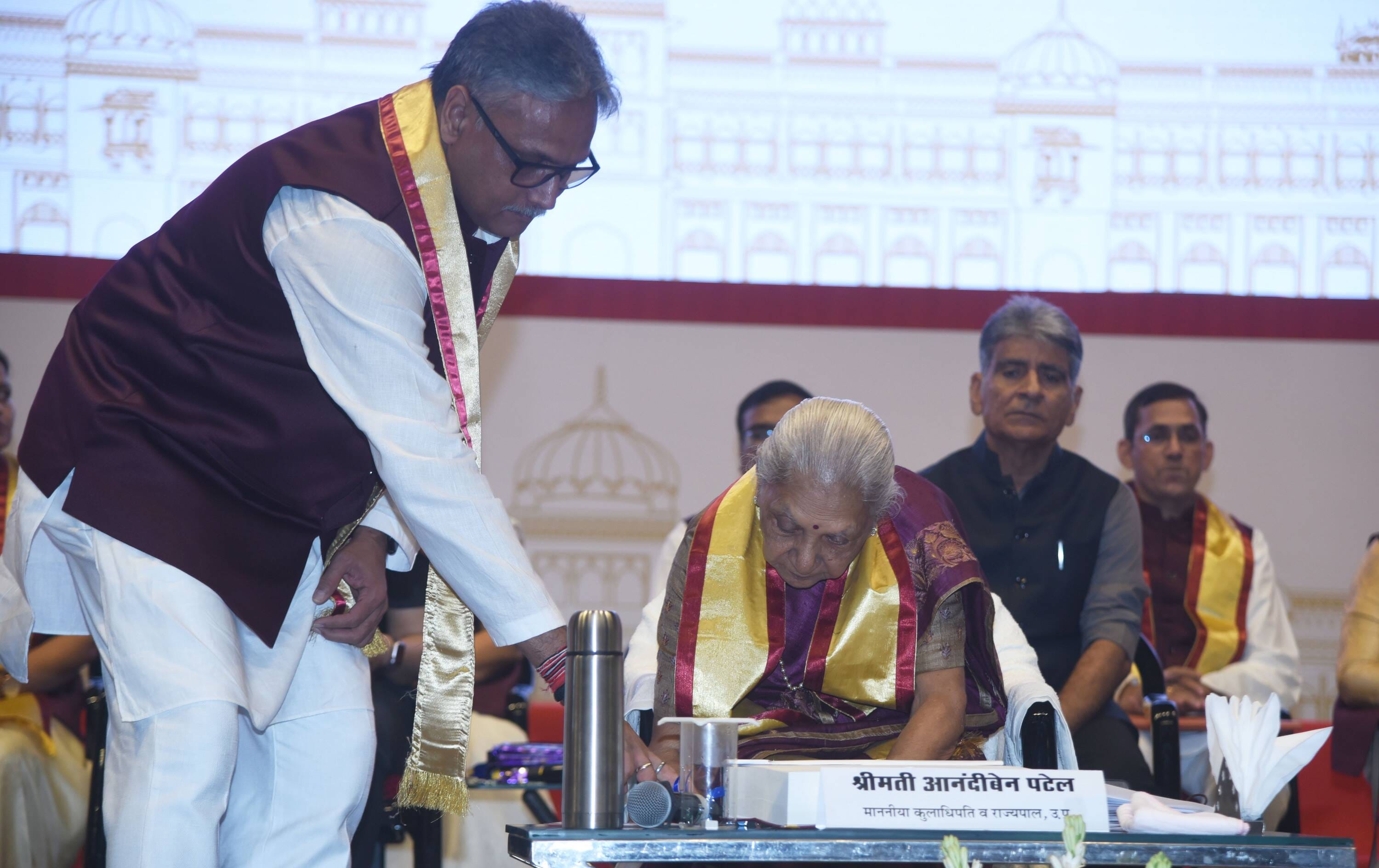 लखनऊ विश्वविद्यालय के 69वें दीक्षांत समारोह में मेडल व डिग्री पाने वाले छात्र-छात्राएं। मंच पर 