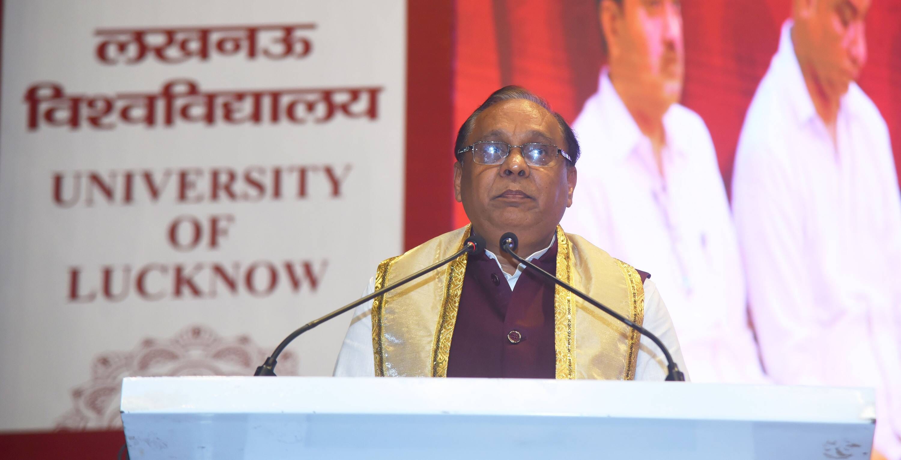 लखनऊ विश्वविद्यालय के 69वें दीक्षांत समारोह में मेडल व डिग्री पाने वाले छात्र-छात्राएं। मंच पर 