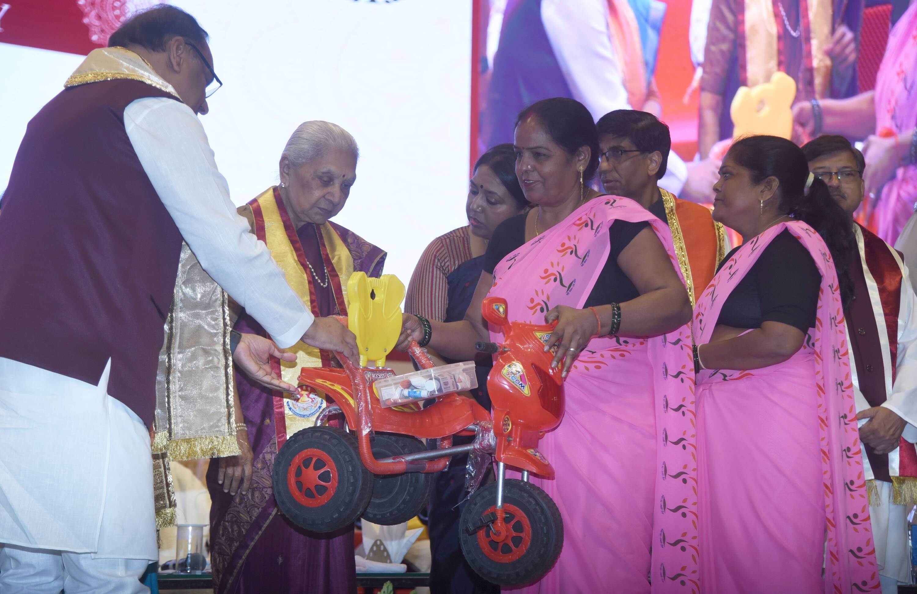 लखनऊ विश्वविद्यालय के 69वें दीक्षांत समारोह में मेडल व डिग्री पाने वाले छात्र-छात्राएं। मंच पर 