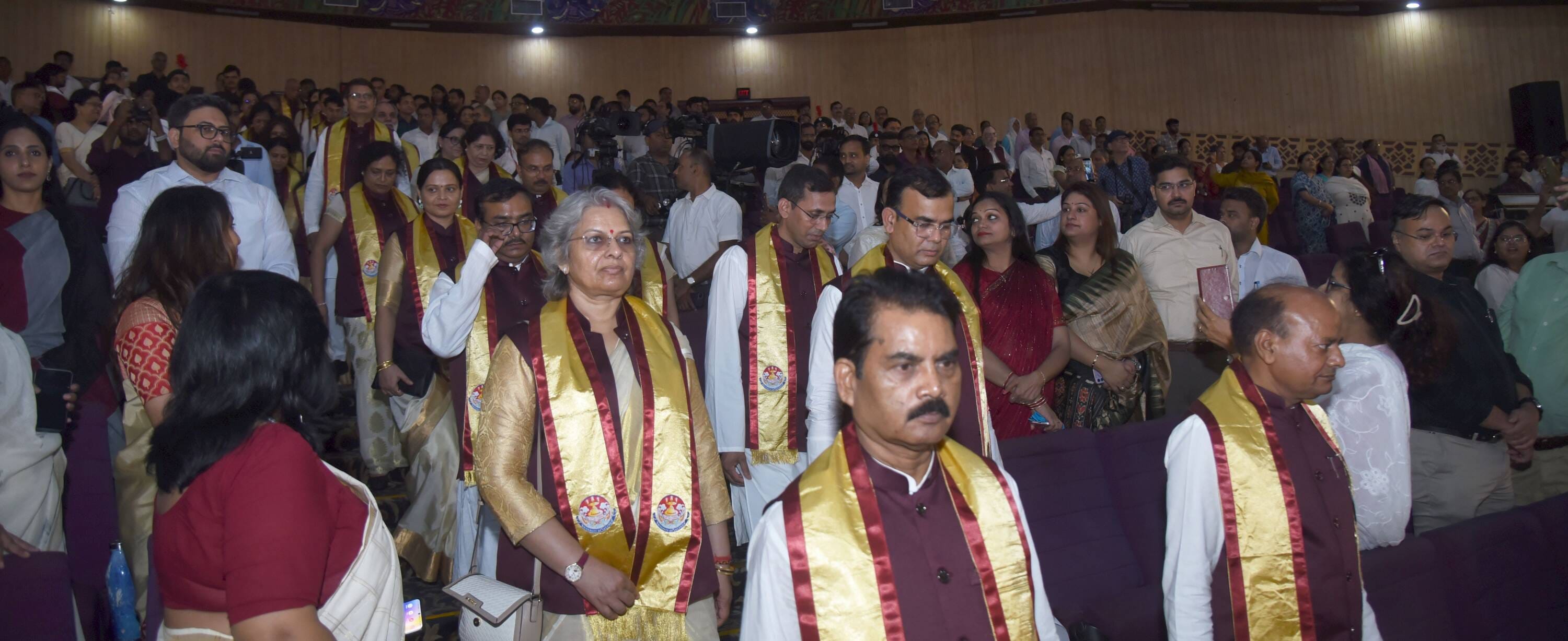लखनऊ विश्वविद्यालय के 69वें दीक्षांत समारोह में मेडल व डिग्री पाने वाले छात्र-छात्राएं। मंच पर 