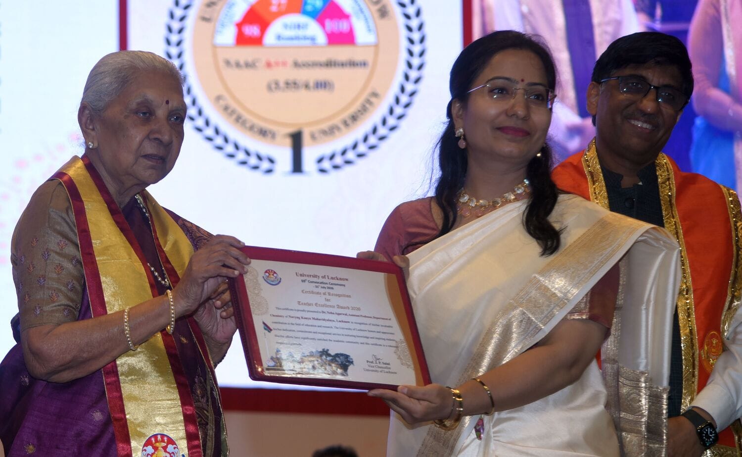 लखनऊ विश्वविद्यालय के 69वें दीक्षांत समारोह में मेडल व डिग्री पाने वाले छात्र-छात्राएं। मंच पर 