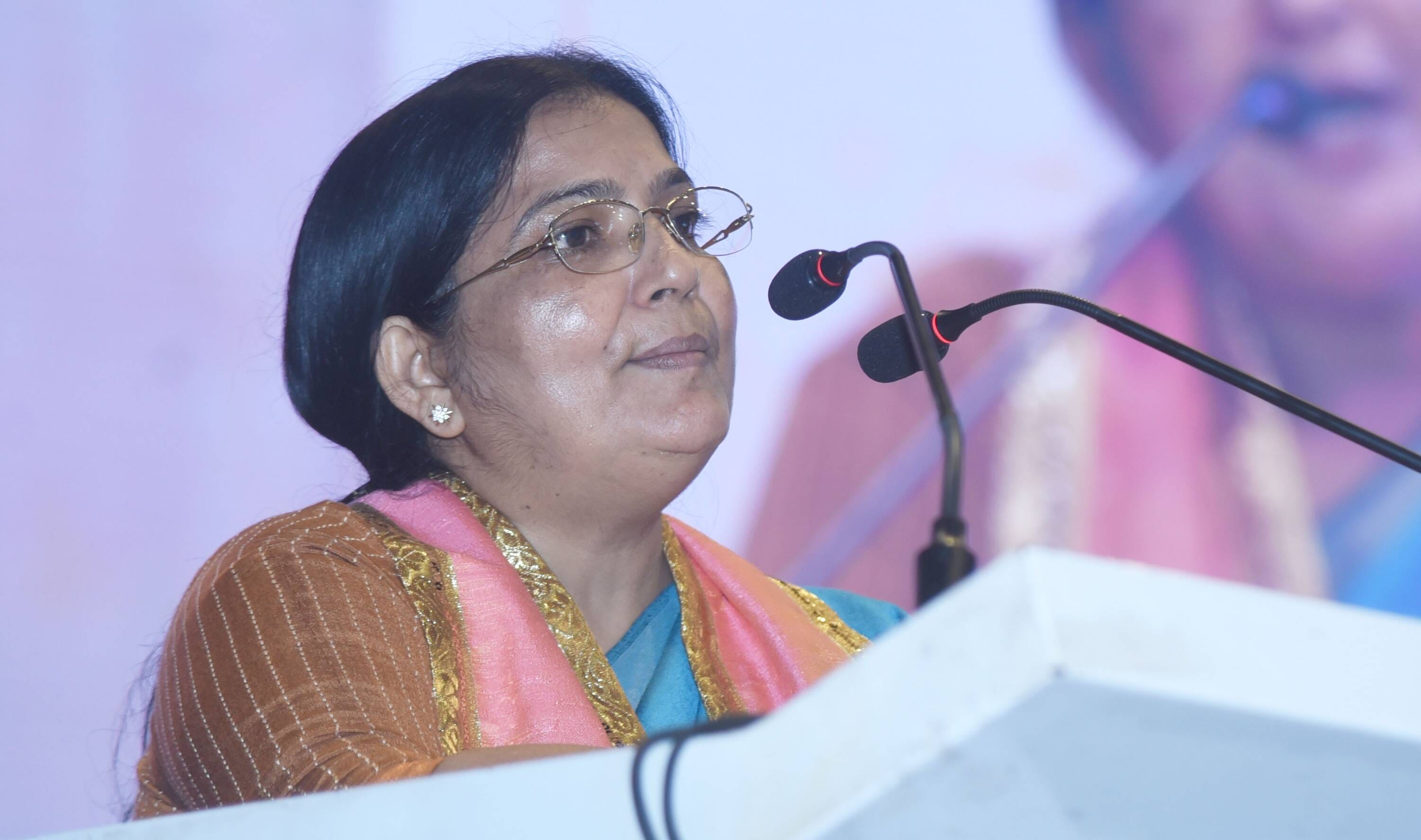 लखनऊ विश्वविद्यालय के 69वें दीक्षांत समारोह में मेडल व डिग्री पाने वाले छात्र-छात्राएं। मंच पर 