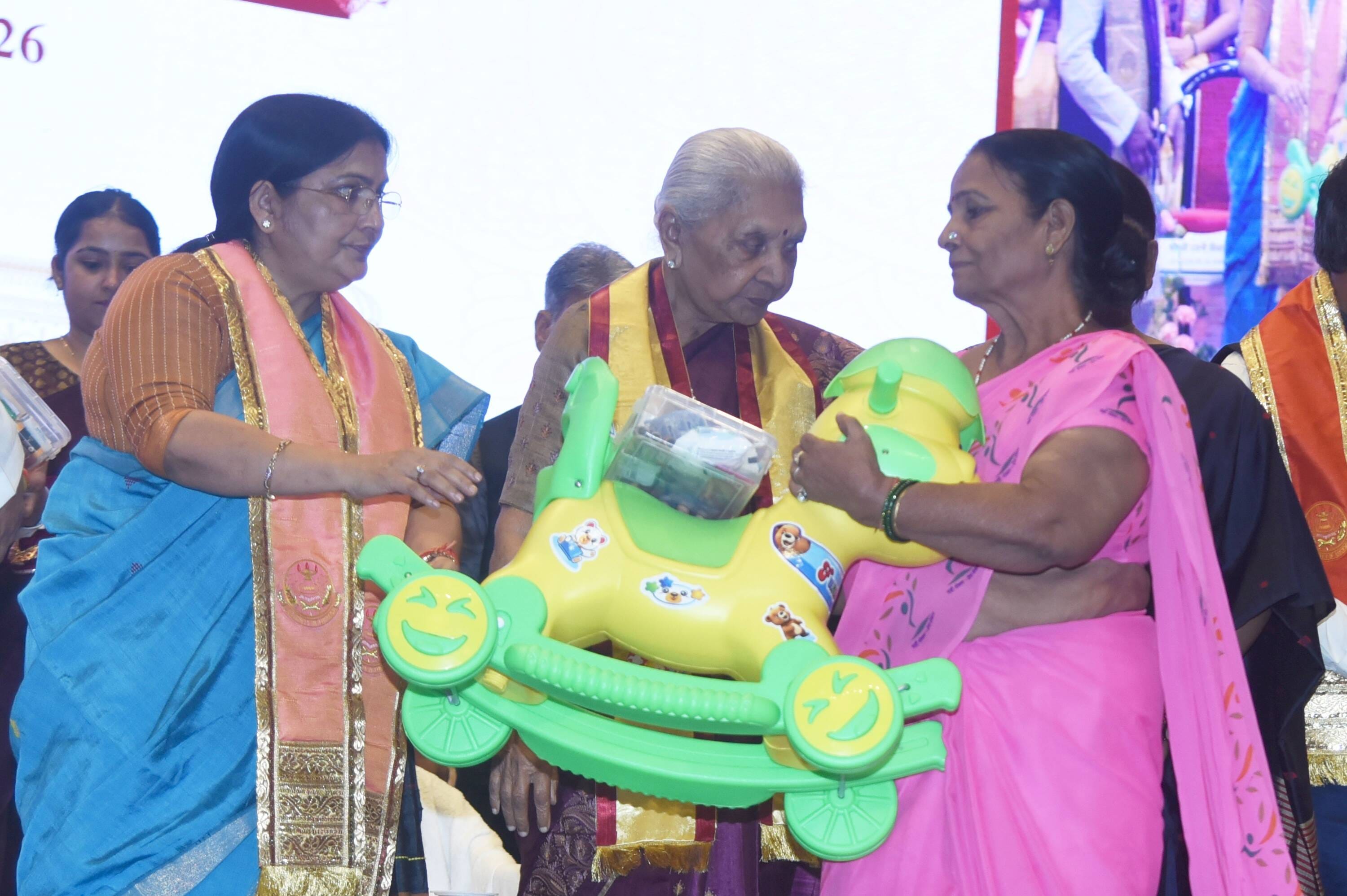 लखनऊ विश्वविद्यालय के 69वें दीक्षांत समारोह में मेडल व डिग्री पाने वाले छात्र-छात्राएं। मंच पर 