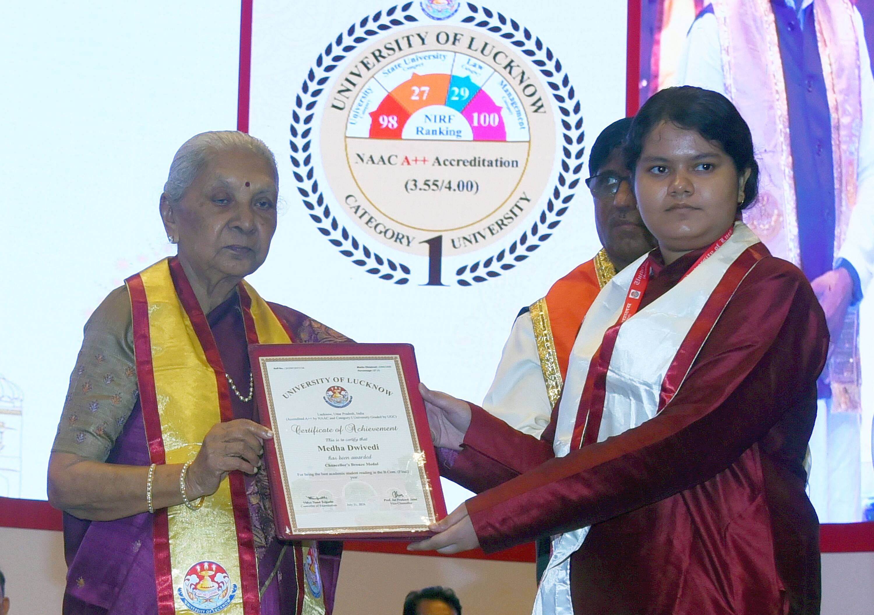 लखनऊ विश्वविद्यालय के 69वें दीक्षांत समारोह में मेडल व डिग्री पाने वाले छात्र-छात्राएं। मंच पर 
