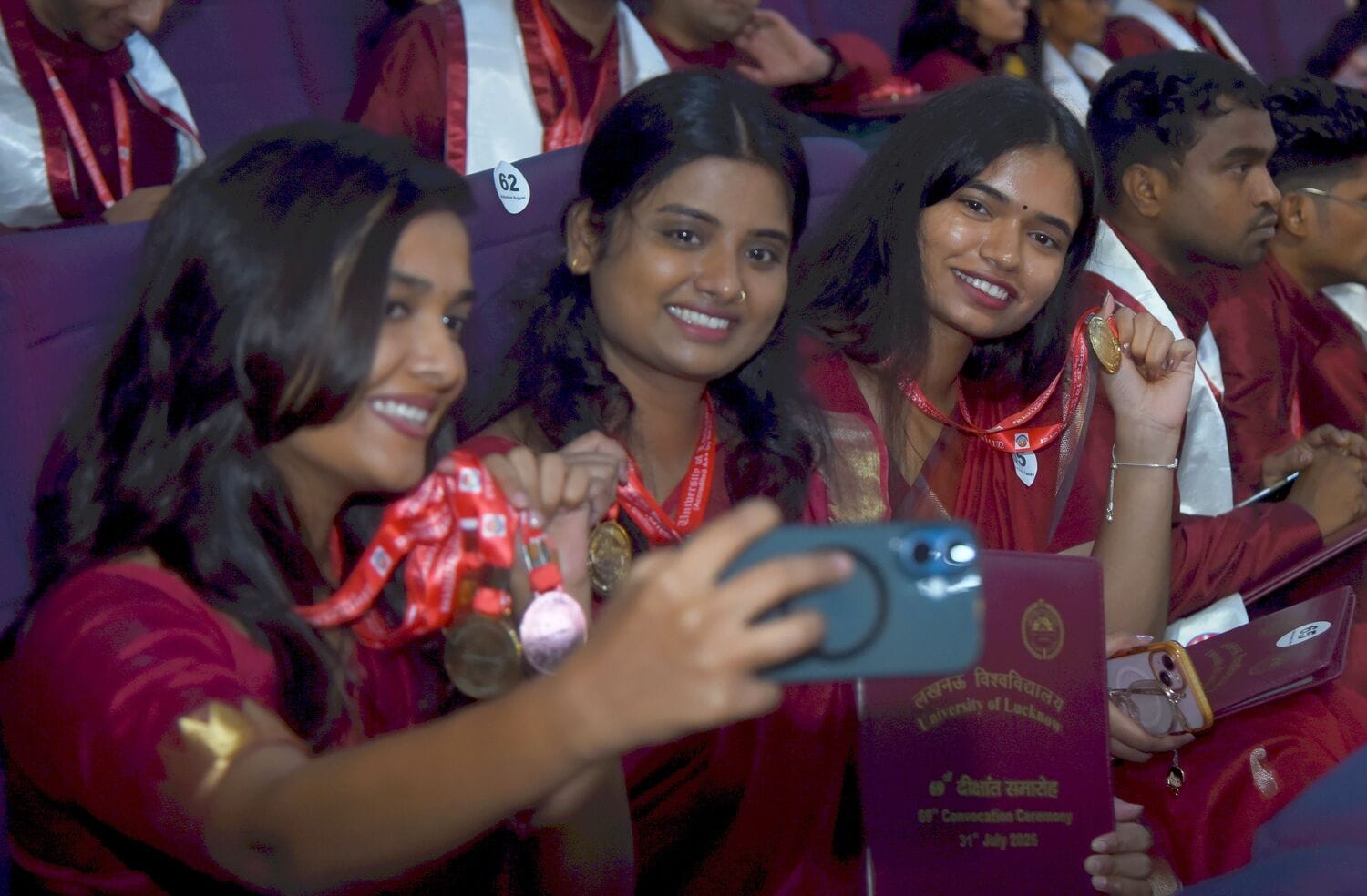 लखनऊ विश्वविद्यालय के 69वें दीक्षांत समारोह में मेडल व डिग्री पाने वाले छात्र-छात्राएं। मंच पर 