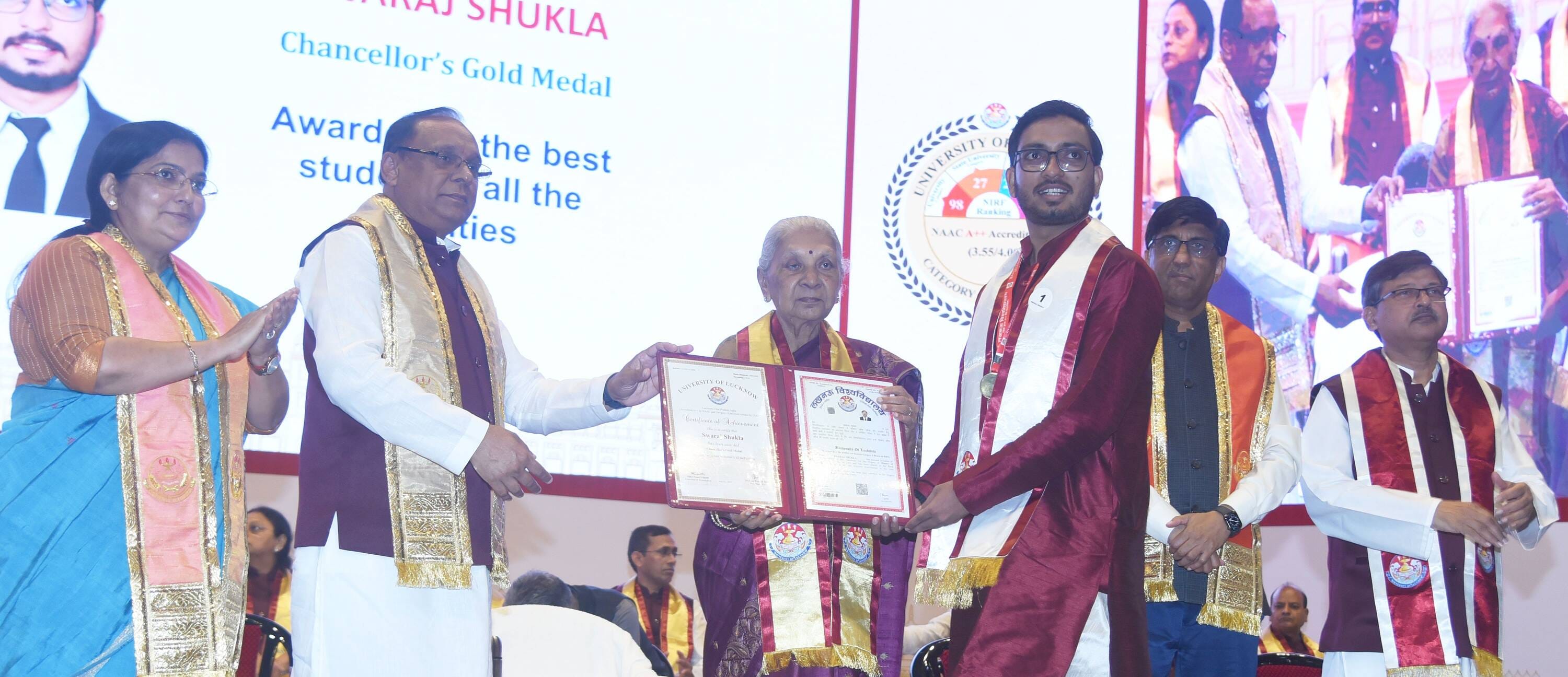 लखनऊ विश्वविद्यालय के 69वें दीक्षांत समारोह में मेडल व डिग्री पाने वाले छात्र-छात्राएं। मंच पर 
