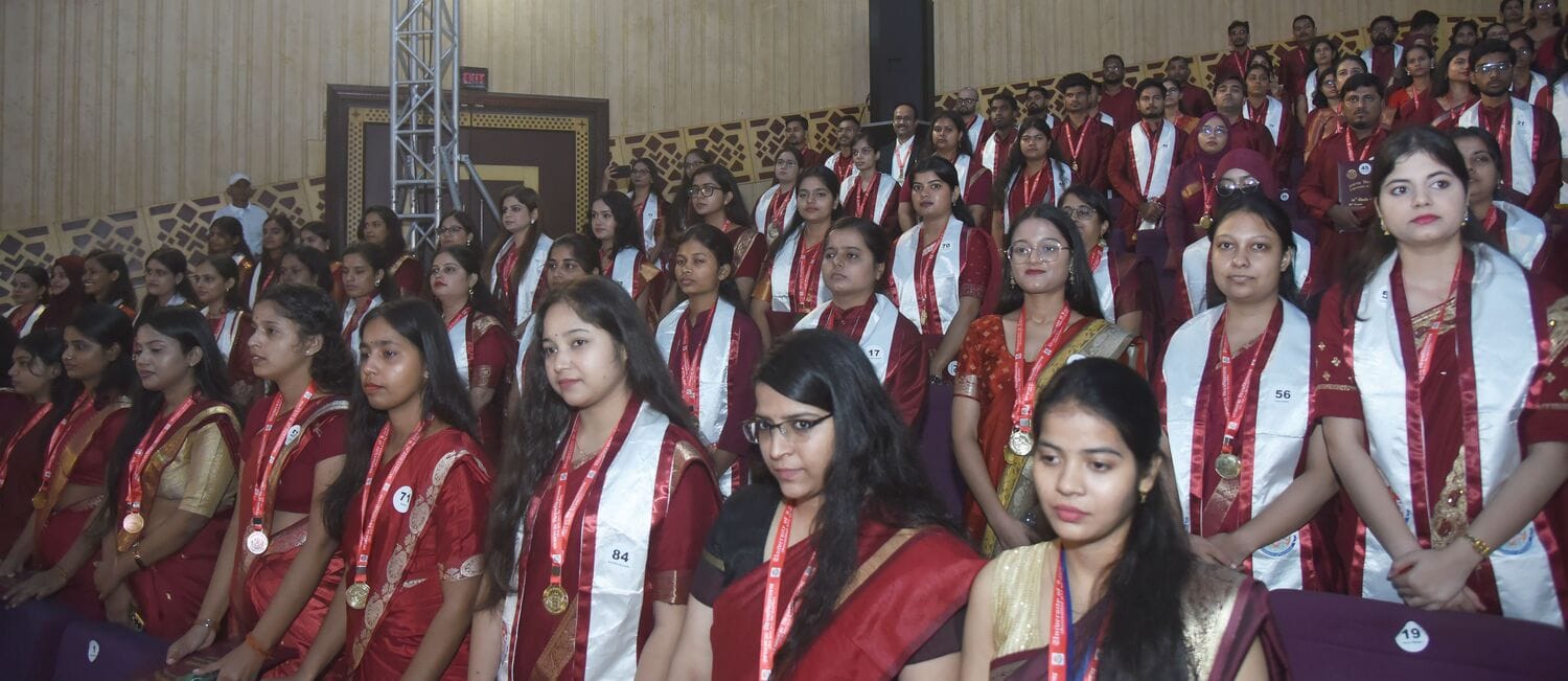 लखनऊ विश्वविद्यालय के 69वें दीक्षांत समारोह में मेडल व डिग्री पाने वाले छात्र-छात्राएं। मंच पर 