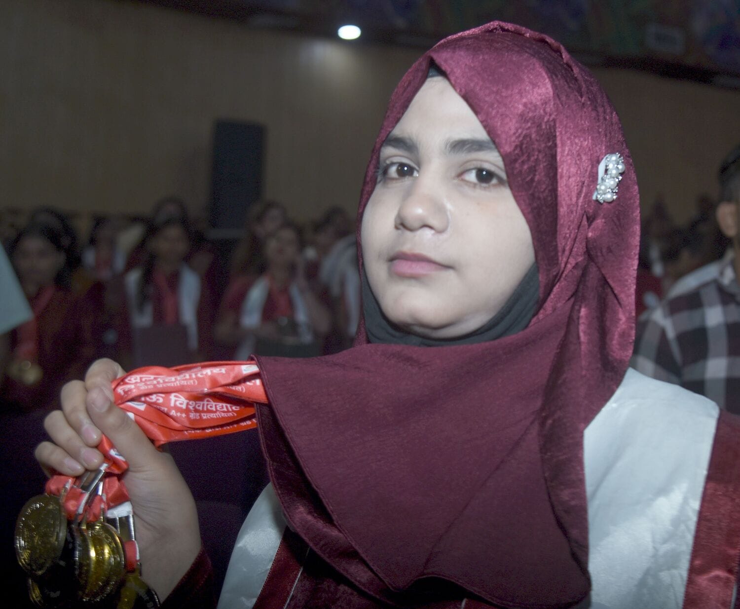 लखनऊ विश्वविद्यालय के 69वें दीक्षांत समारोह में मेडल व डिग्री पाने वाले छात्र-छात्राएं। मंच पर 