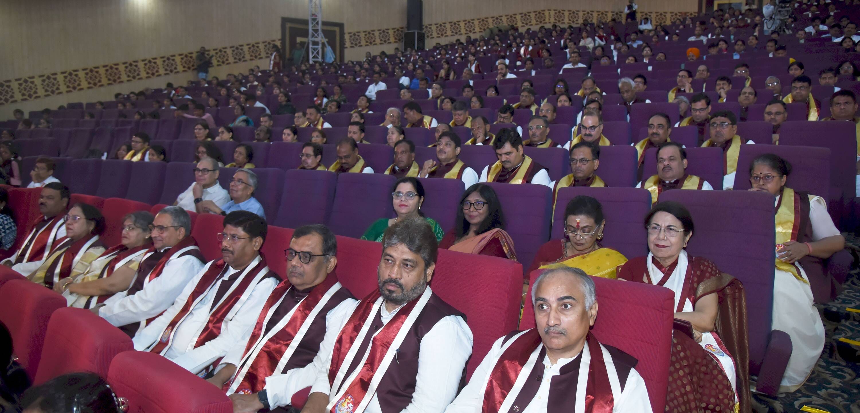 लखनऊ विश्वविद्यालय के 69वें दीक्षांत समारोह में मेडल व डिग्री पाने वाले छात्र-छात्राएं। मंच पर 