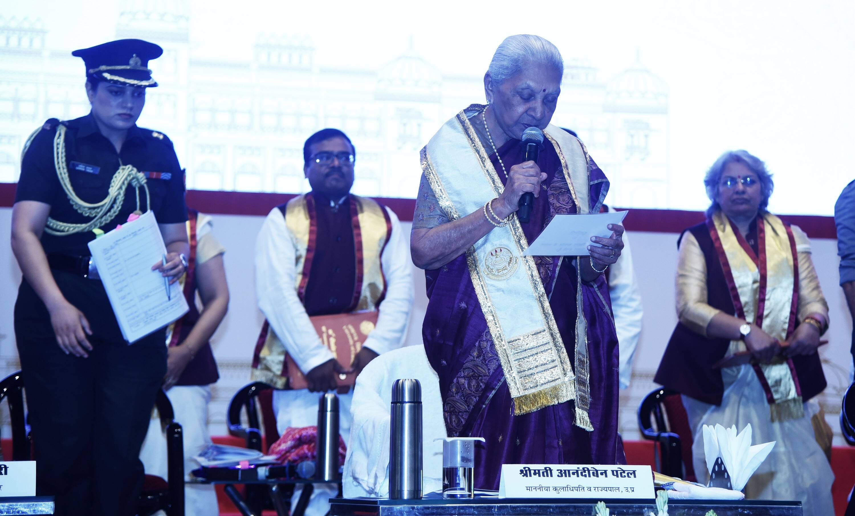 लखनऊ विश्वविद्यालय के 69वें दीक्षांत समारोह में मेडल व डिग्री पाने वाले छात्र-छात्राएं। मंच पर 