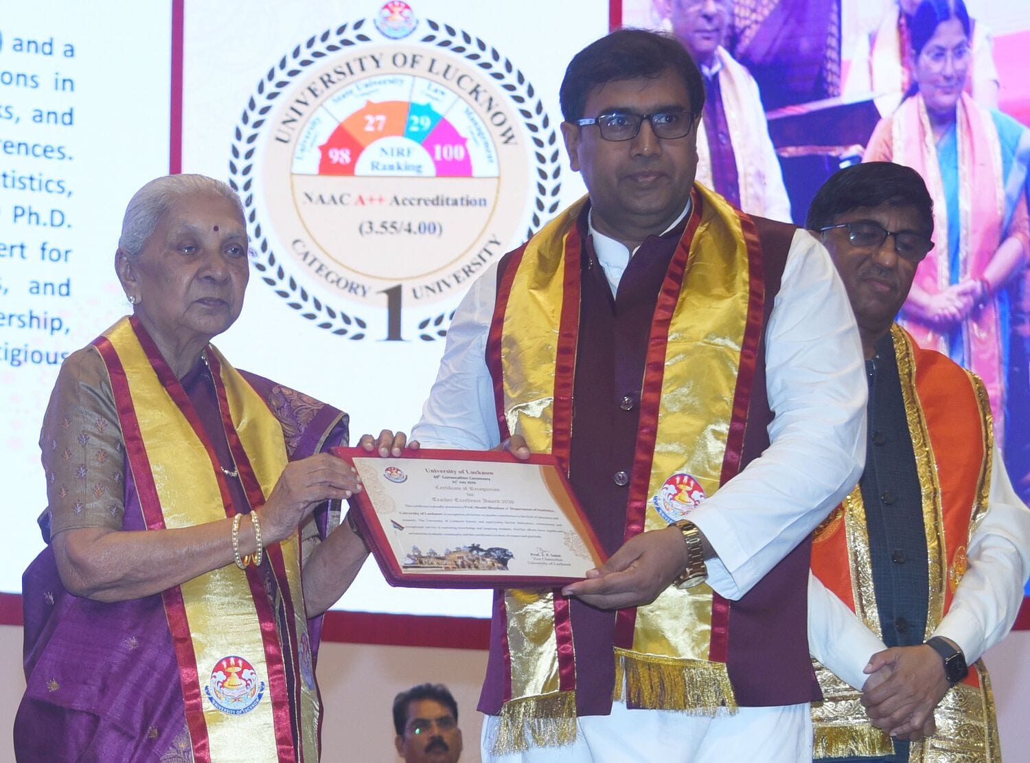 लखनऊ विश्वविद्यालय के 69वें दीक्षांत समारोह में मेडल व डिग्री पाने वाले छात्र-छात्राएं। मंच पर 