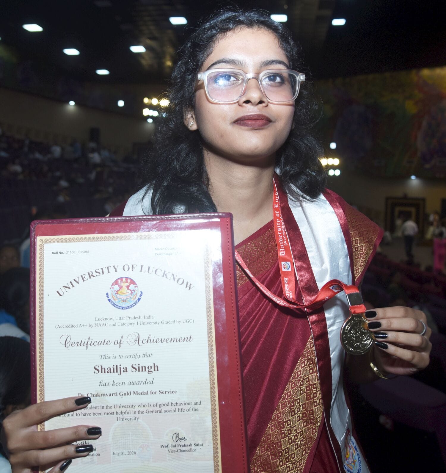 लखनऊ विश्वविद्यालय के 69वें दीक्षांत समारोह में मेडल व डिग्री पाने वाले छात्र-छात्राएं। मंच पर 