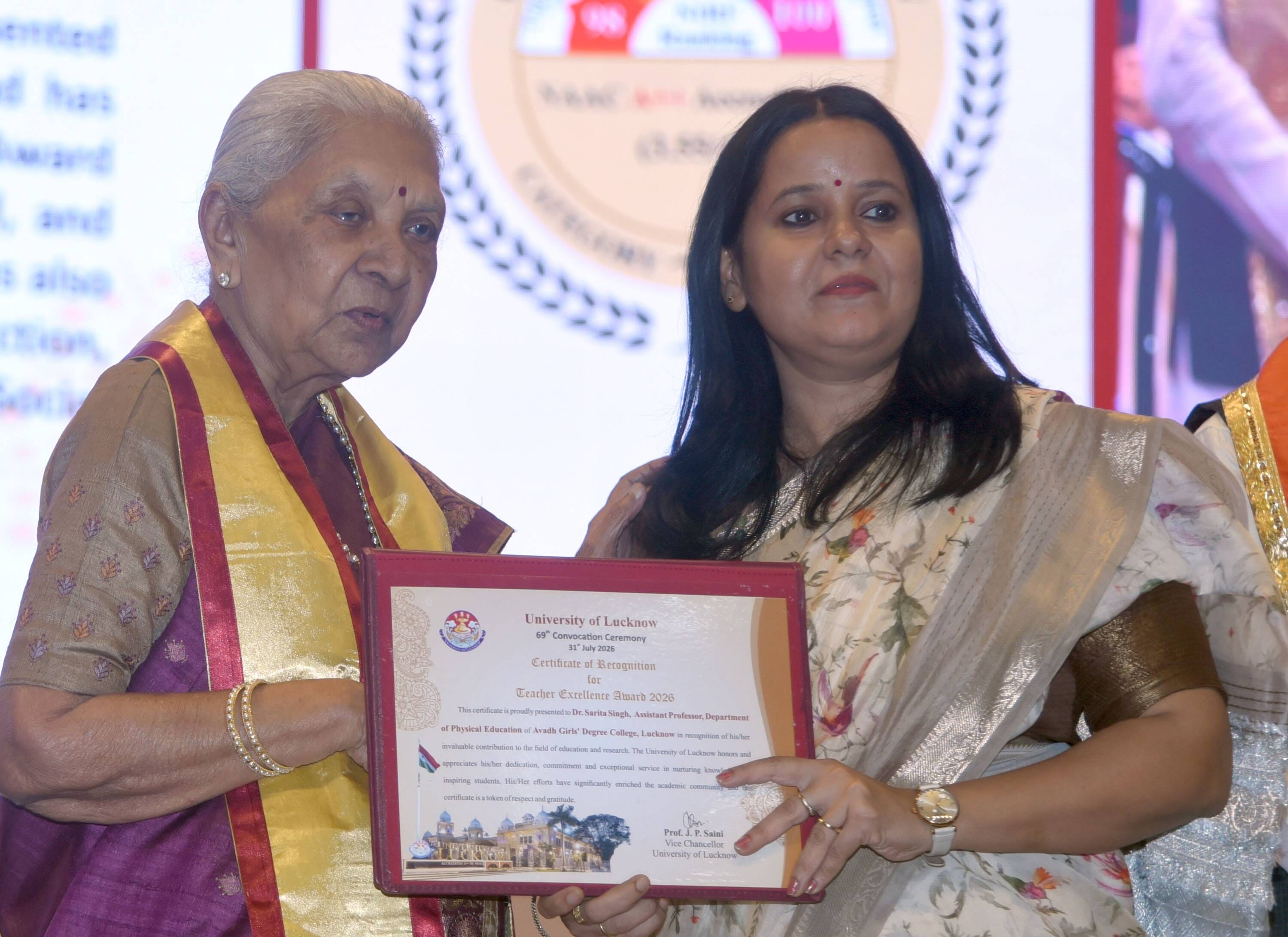 लखनऊ विश्वविद्यालय के 69वें दीक्षांत समारोह में मेडल व डिग्री पाने वाले छात्र-छात्राएं। मंच पर 