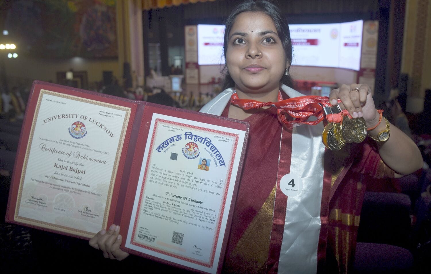 लखनऊ विश्वविद्यालय के 69वें दीक्षांत समारोह में मेडल व डिग्री पाने वाले छात्र-छात्राएं। मंच पर 