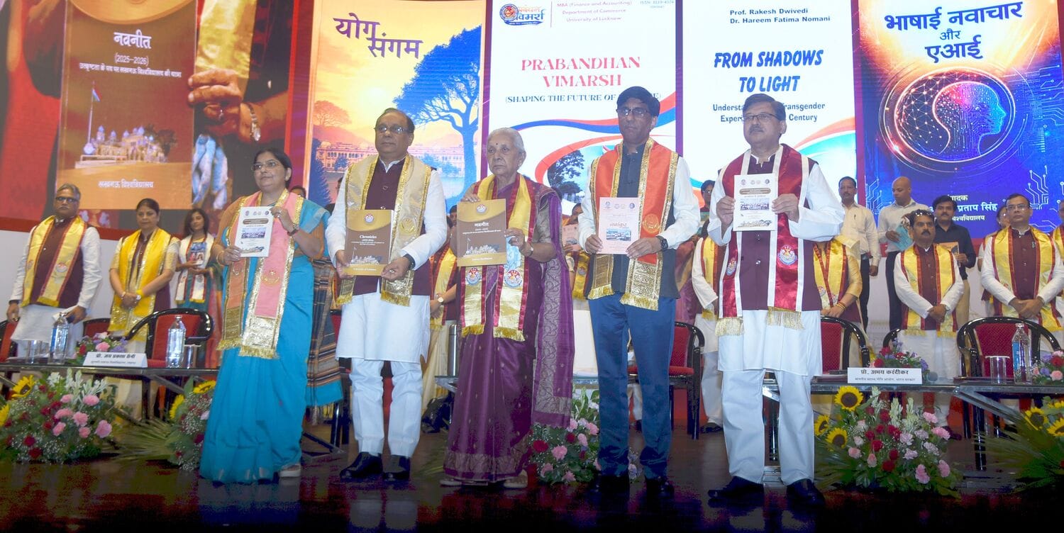 लखनऊ विश्वविद्यालय के 69वें दीक्षांत समारोह में मेडल व डिग्री पाने वाले छात्र-छात्राएं। मंच पर 