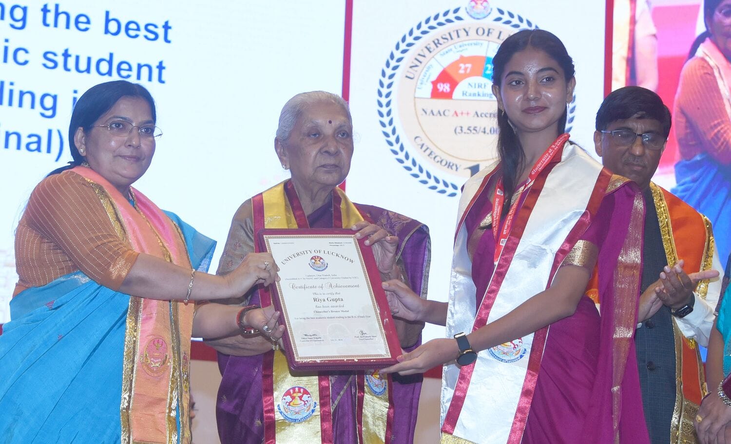 लखनऊ विश्वविद्यालय के 69वें दीक्षांत समारोह में मेडल व डिग्री पाने वाले छात्र-छात्राएं। मंच पर 
