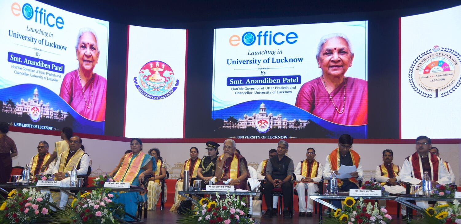 लखनऊ विश्वविद्यालय के 69वें दीक्षांत समारोह में मेडल व डिग्री पाने वाले छात्र-छात्राएं। मंच पर 