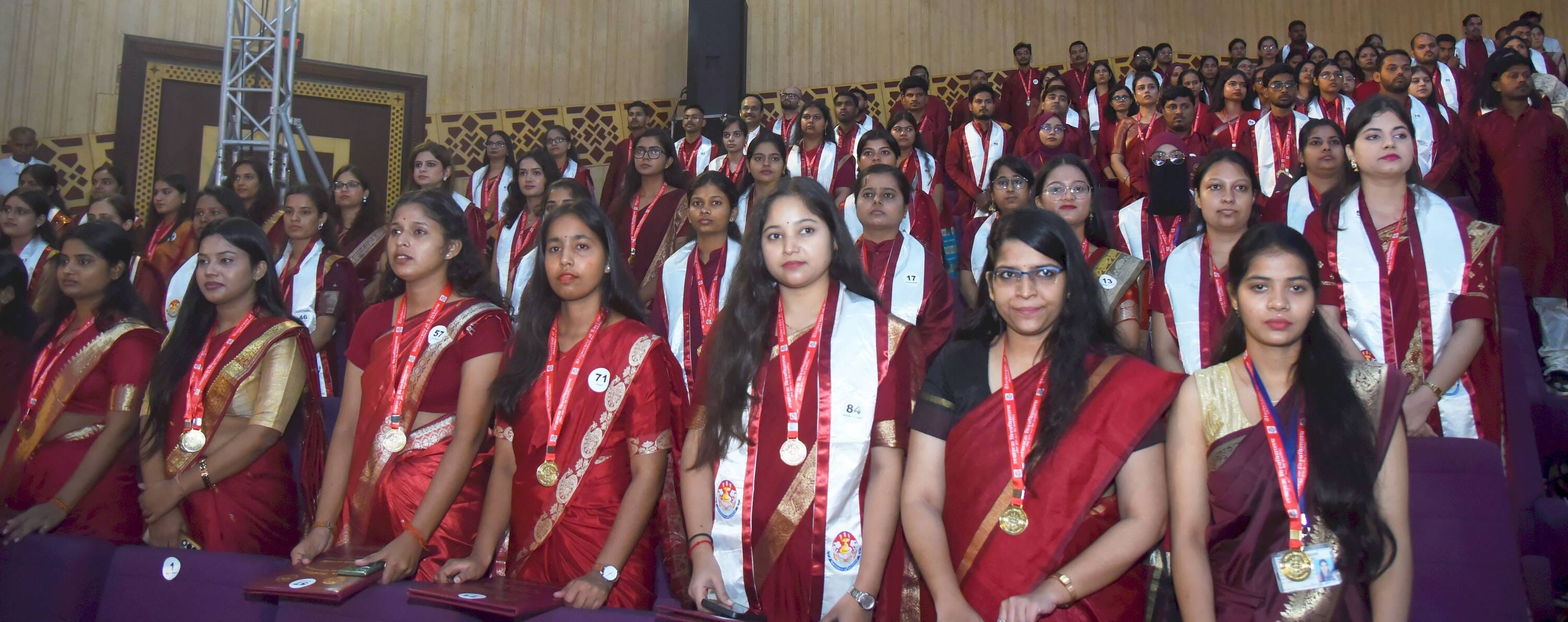 लखनऊ विश्वविद्यालय के 69वें दीक्षांत समारोह में मेडल व डिग्री पाने वाले छात्र-छात्राएं। मंच पर 