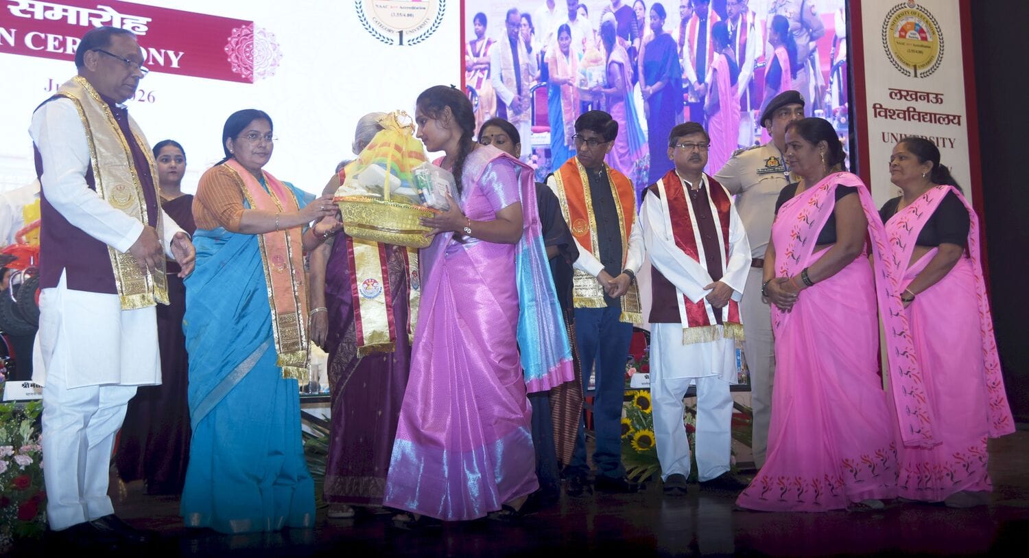 लखनऊ विश्वविद्यालय के 69वें दीक्षांत समारोह में मेडल व डिग्री पाने वाले छात्र-छात्राएं। मंच पर 