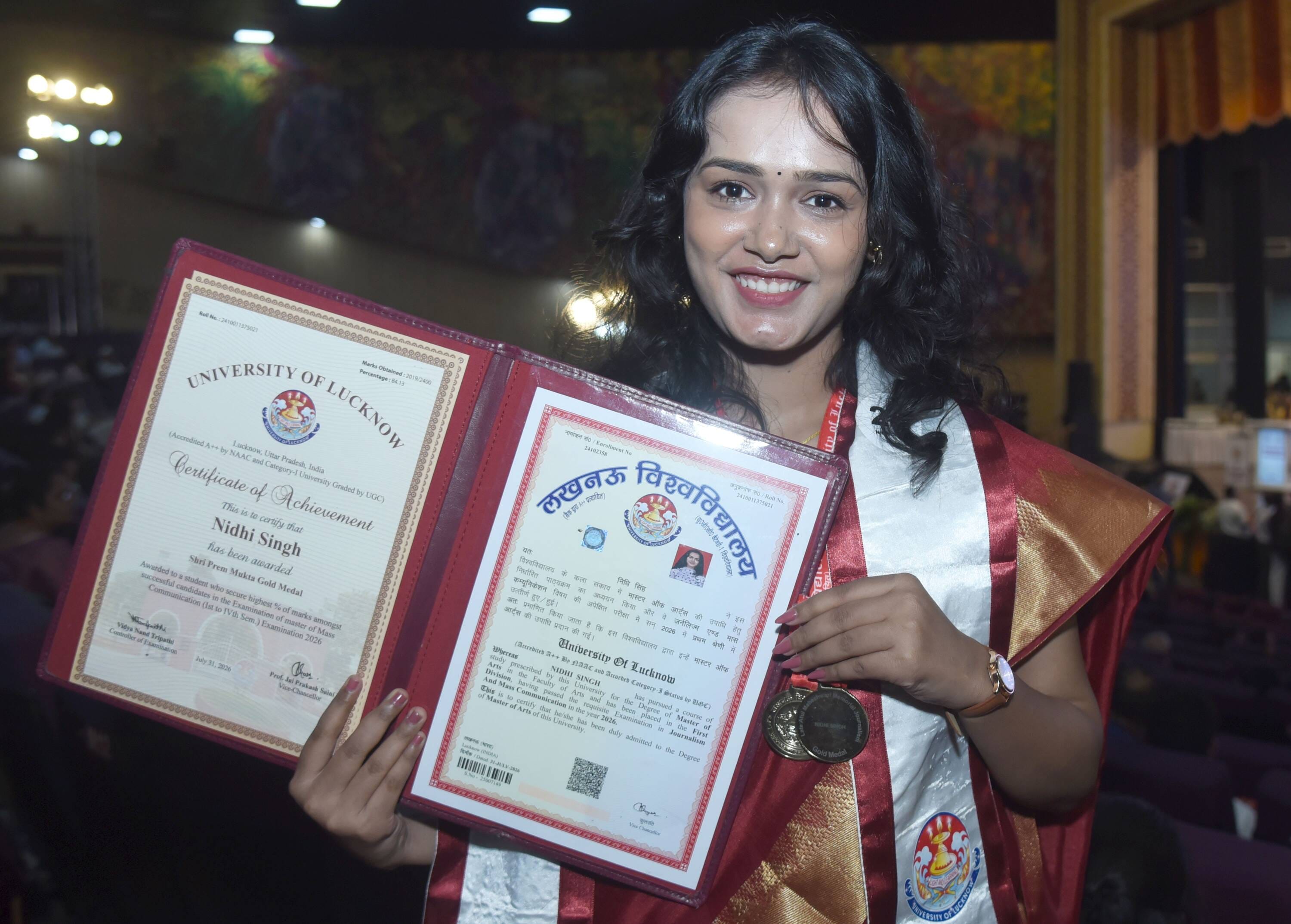 लखनऊ विश्वविद्यालय के 69वें दीक्षांत समारोह में मेडल व डिग्री पाने वाले छात्र-छात्राएं। मंच पर 