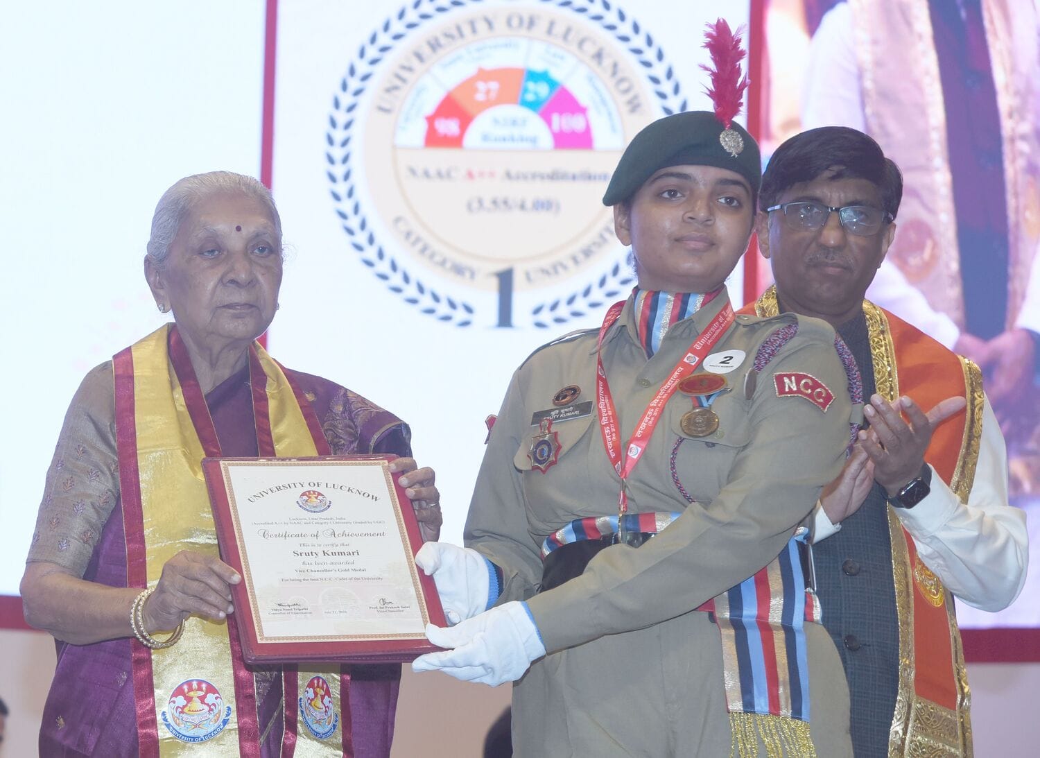 लखनऊ विश्वविद्यालय के 69वें दीक्षांत समारोह में मेडल व डिग्री पाने वाले छात्र-छात्राएं। मंच पर 