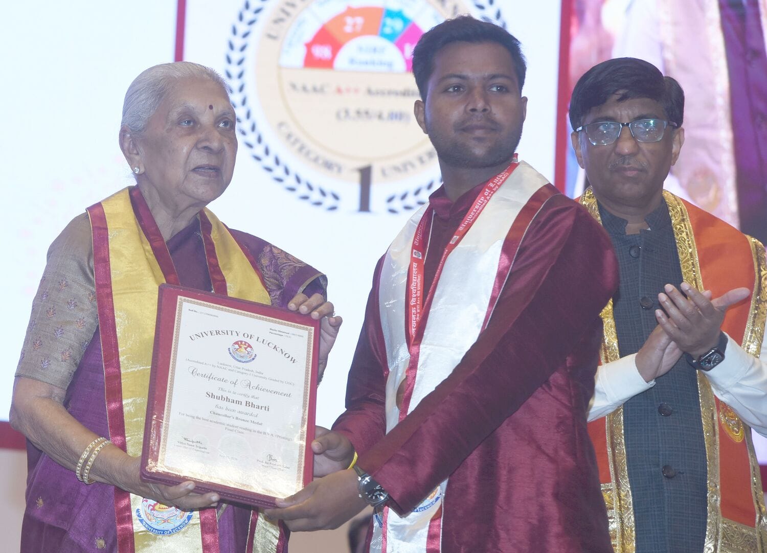 लखनऊ विश्वविद्यालय के 69वें दीक्षांत समारोह में मेडल व डिग्री पाने वाले छात्र-छात्राएं। मंच पर 