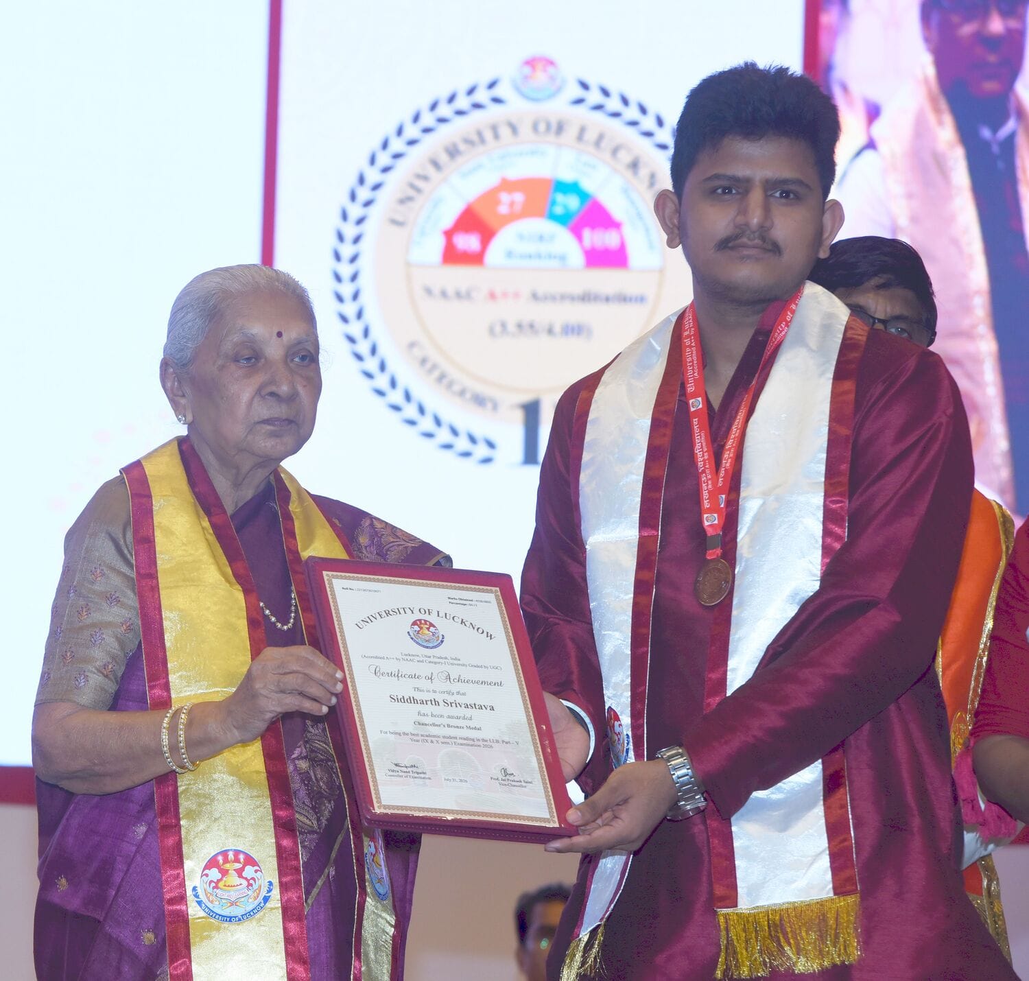 लखनऊ विश्वविद्यालय के 69वें दीक्षांत समारोह में मेडल व डिग्री पाने वाले छात्र-छात्राएं। मंच पर 