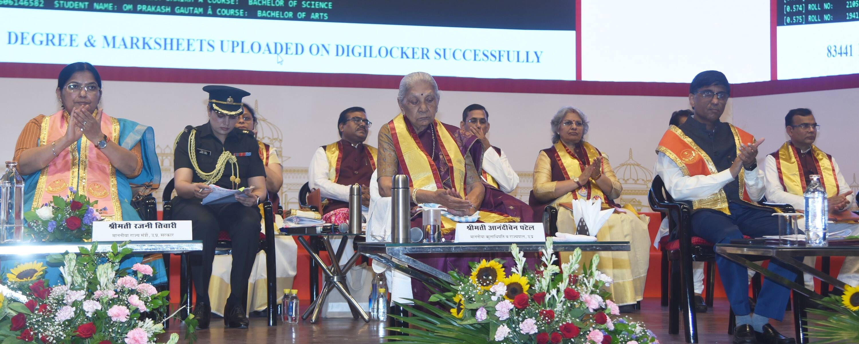 लखनऊ विश्वविद्यालय के 69वें दीक्षांत समारोह में मेडल व डिग्री पाने वाले छात्र-छात्राएं। मंच पर 