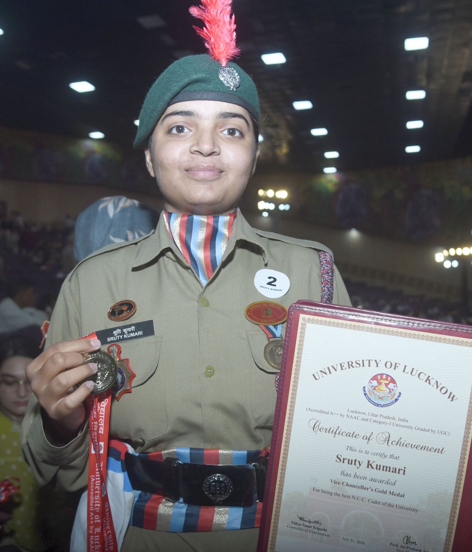 लखनऊ विश्वविद्यालय के 69वें दीक्षांत समारोह में मेडल व डिग्री पाने वाले छात्र-छात्राएं। मंच पर 