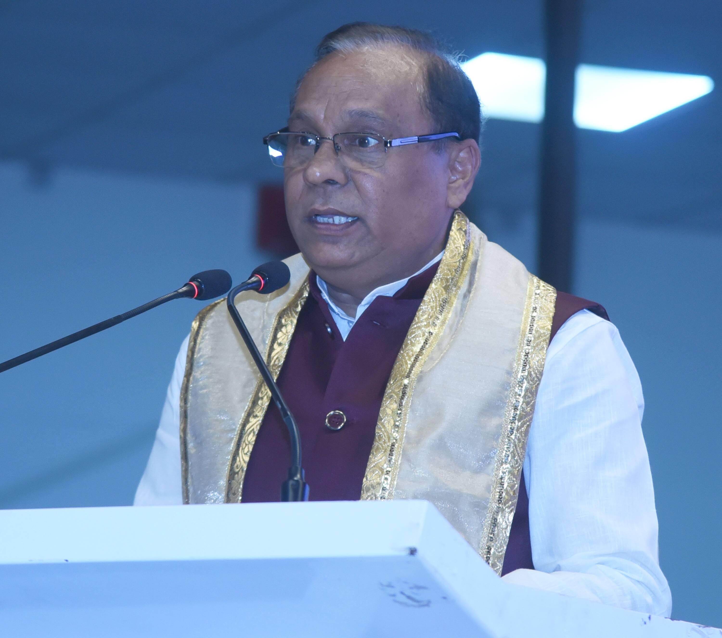 लखनऊ विश्वविद्यालय के 69वें दीक्षांत समारोह में मेडल व डिग्री पाने वाले छात्र-छात्राएं। मंच पर 