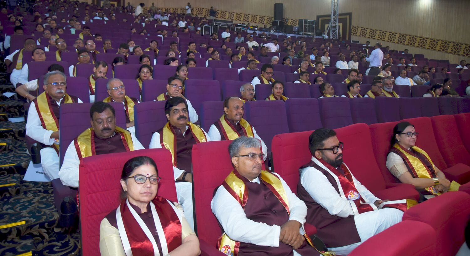 लखनऊ विश्वविद्यालय के 69वें दीक्षांत समारोह में मेडल व डिग्री पाने वाले छात्र-छात्राएं। मंच पर 