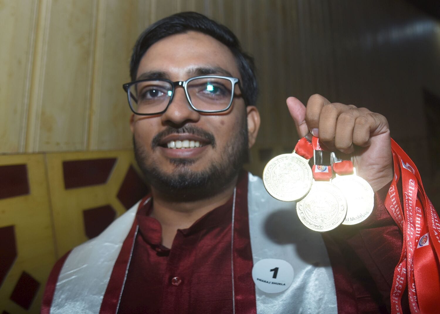 लखनऊ विश्वविद्यालय के 69वें दीक्षांत समारोह में मेडल व डिग्री पाने वाले छात्र-छात्राएं। मंच पर 