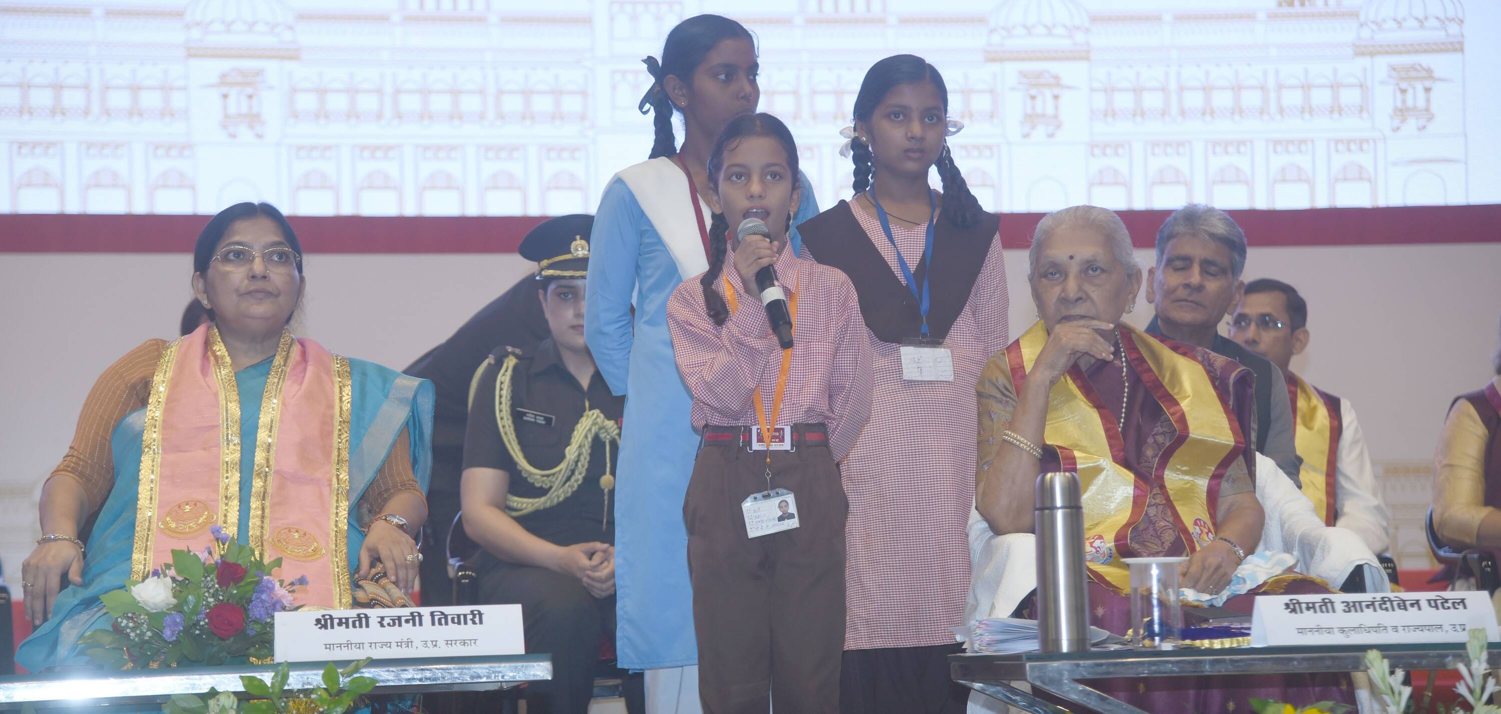लखनऊ विश्वविद्यालय के 69वें दीक्षांत समारोह में मेडल व डिग्री पाने वाले छात्र-छात्राएं। मंच पर 