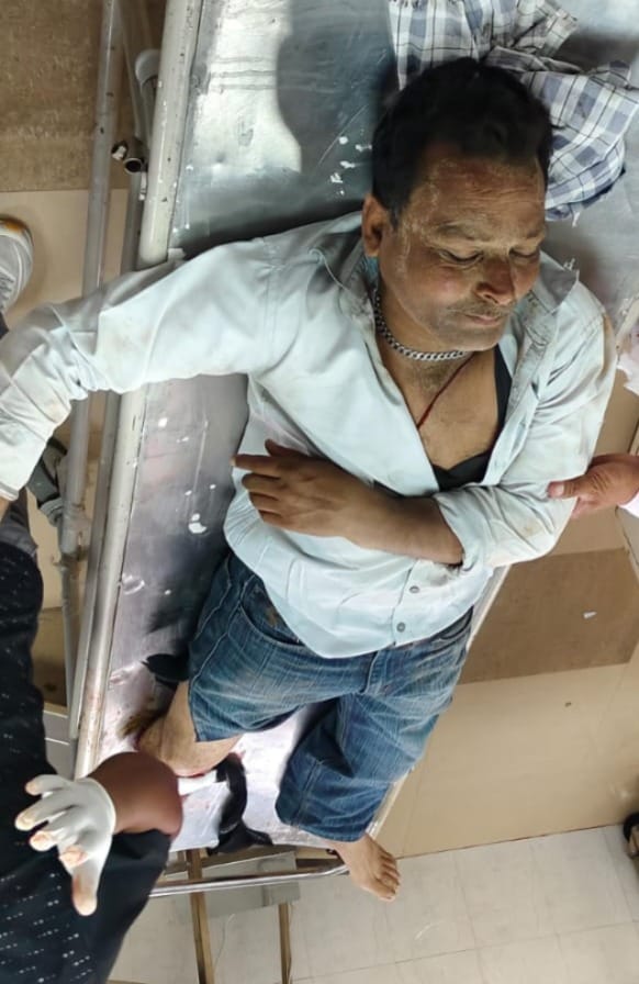 मकान में काम करते समय छत से गिरने के बाद चोटिल मजदूर: संवाद मकान में काम करते समय छत से गिरने के बाद चोटिल मजदूर: संवाद