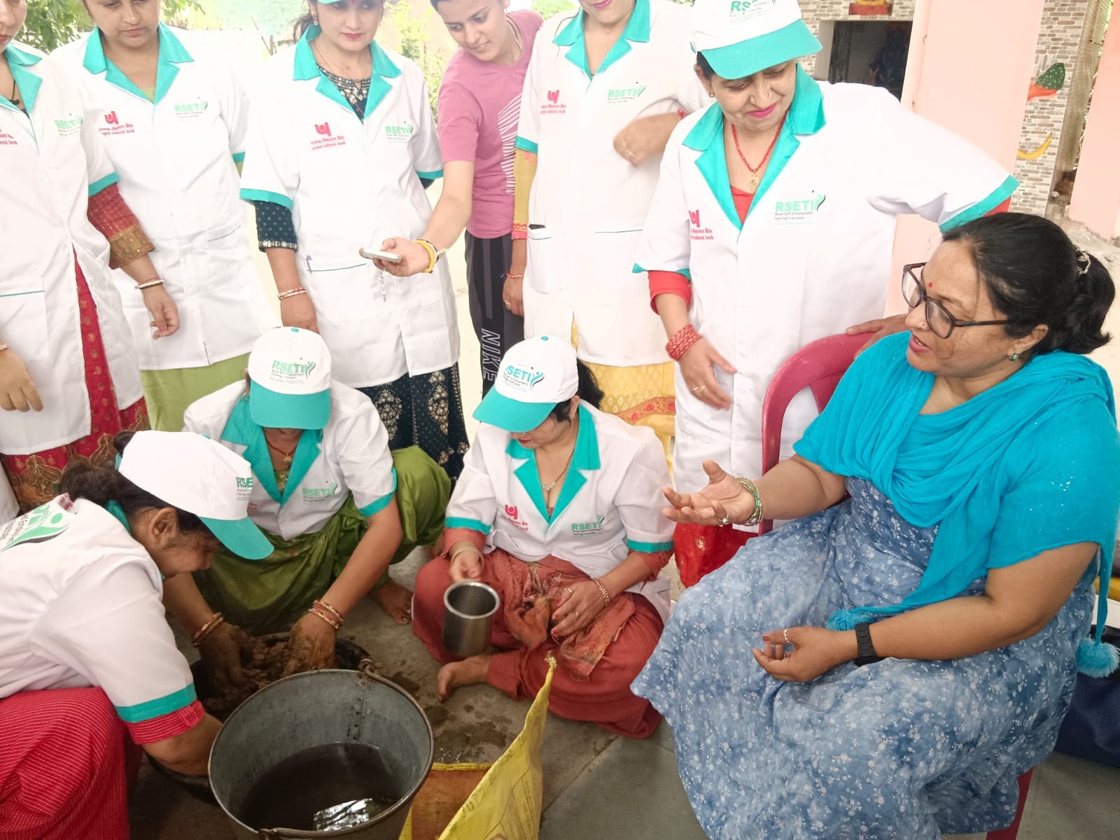 मसालों व गाय गोबर से तैयार किया ऑर्गेनिक धूप। संवाद मसालों व गाय गोबर से तैयार किया ऑर्गेनिक धूप। संवाद