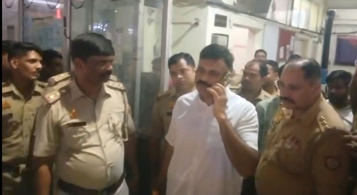 नाका थाने पर प्रदर्शन करते लोग। नाका थाने पर प्रदर्शन करते लोग।